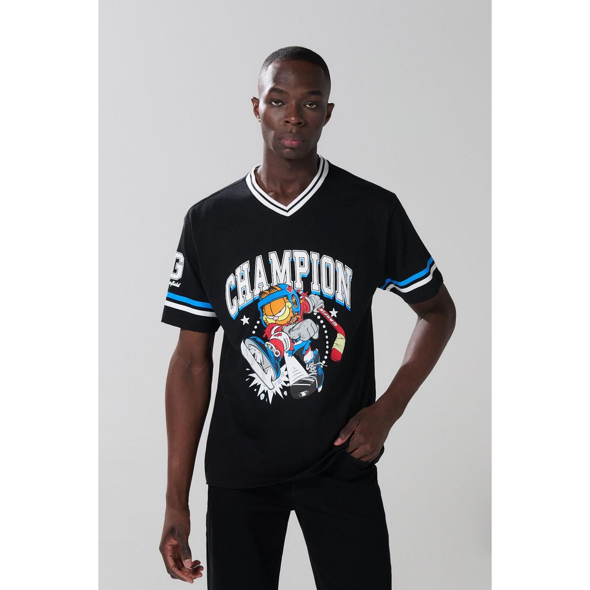 KOAJ - KOAJ Camiseta cuello V negra con estampado de Garfield Hombre