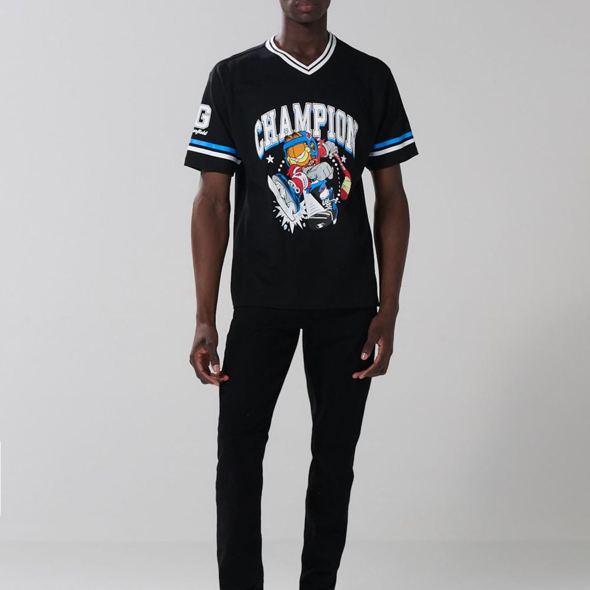 KOAJ - KOAJ Camiseta cuello V negra con estampado de Garfield Hombre