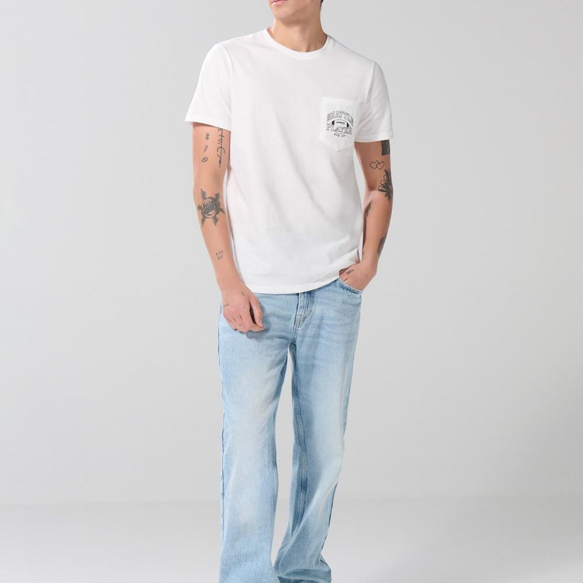 KOAJ - KOAJ Camiseta college crema clara manga corta con bolsillo Hombre