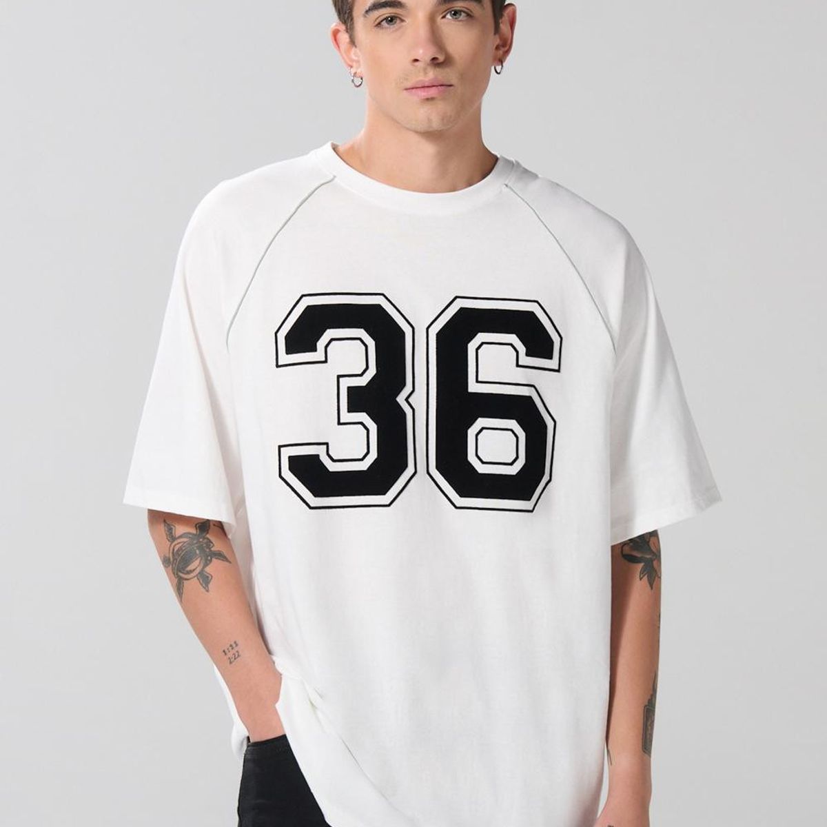 KOAJ - KOAJ Camiseta manga ranglan oversize crema clara college Hombre