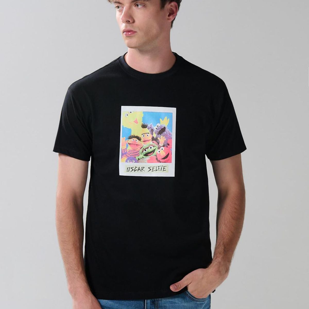 KOAJ - KOAJ Camiseta negra con arte de Plaza Sésamo y cuello redond Hombre