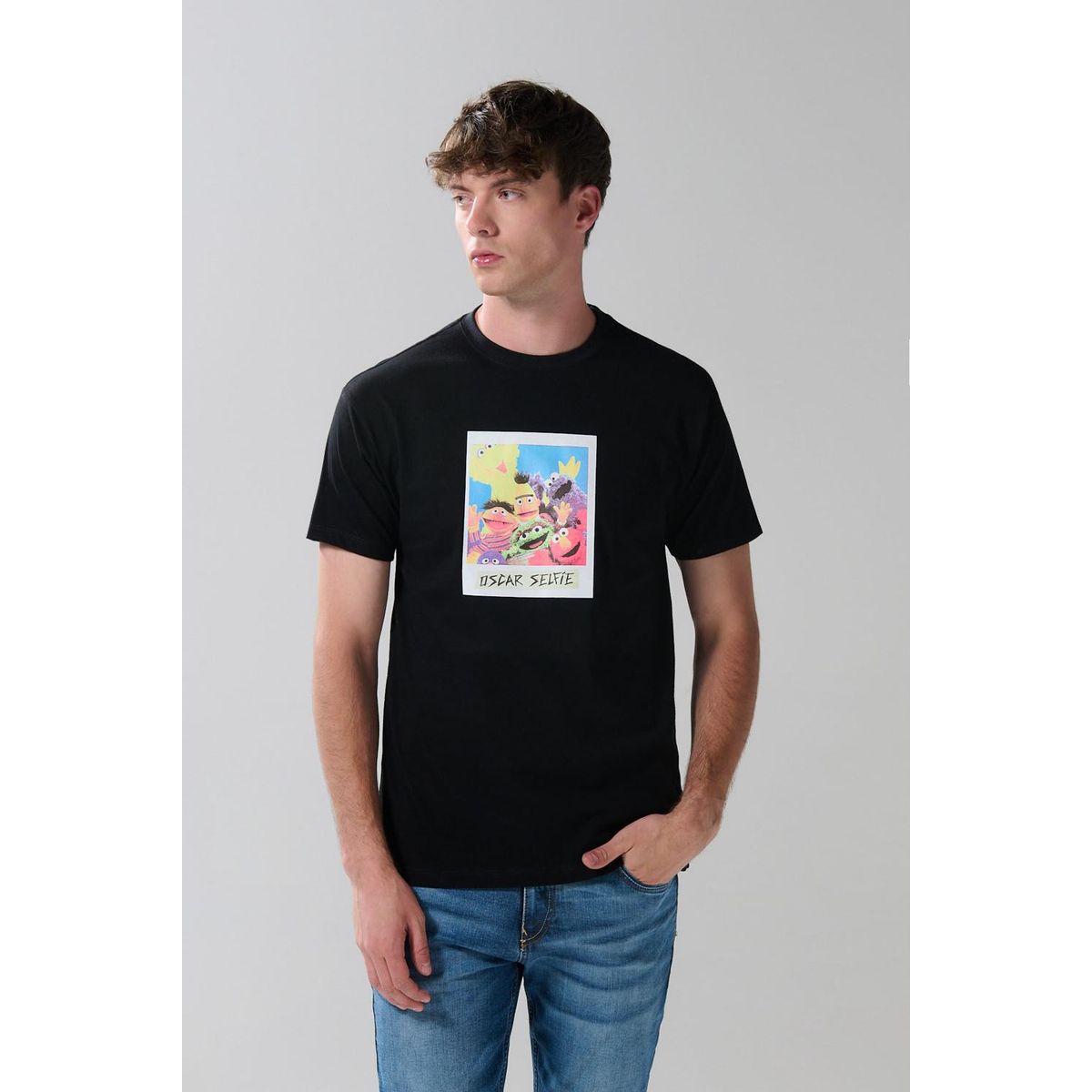 KOAJ - KOAJ Camiseta negra con arte de Plaza Sésamo y cuello redond Hombre
