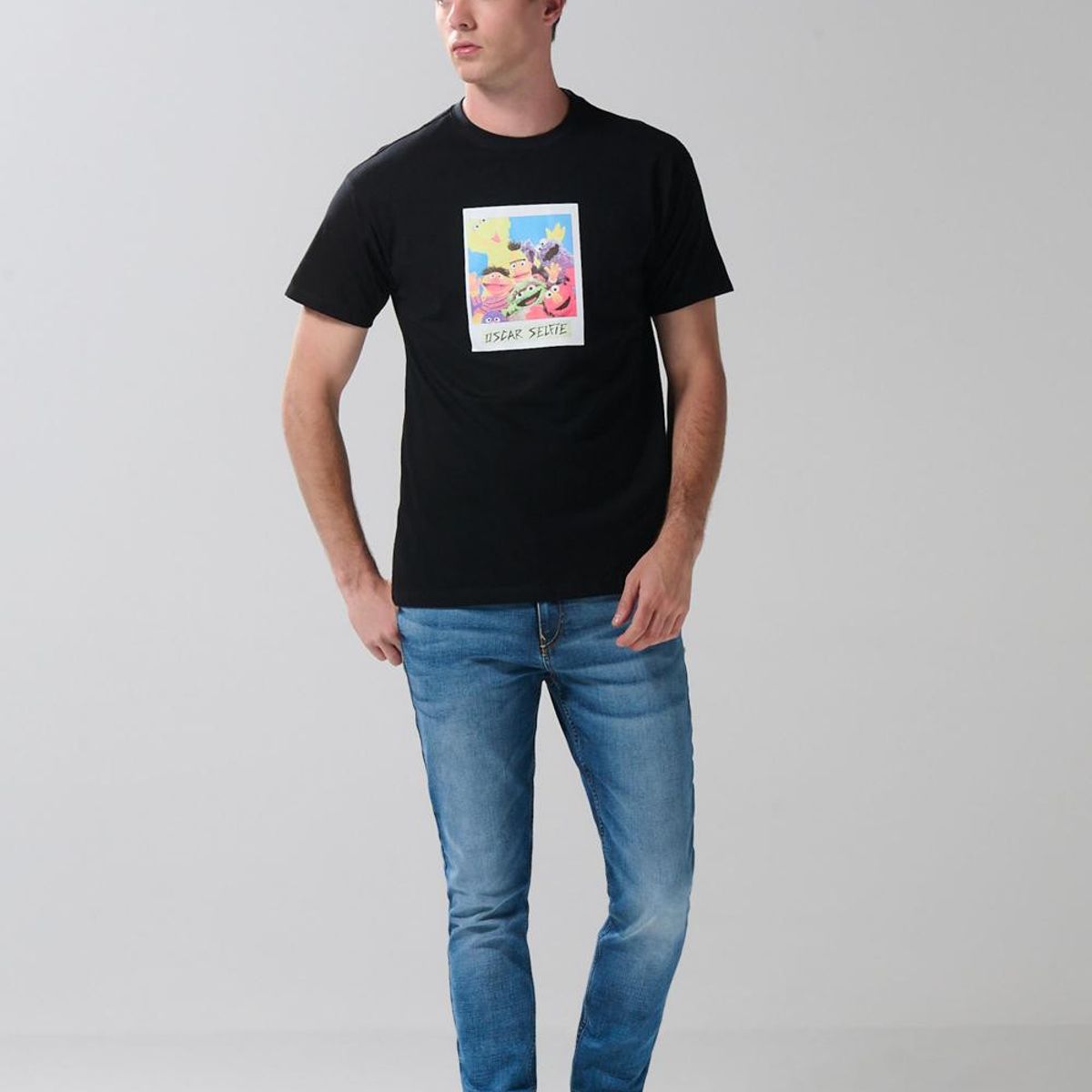 KOAJ - KOAJ Camiseta negra con arte de Plaza Sésamo y cuello redond Hombre
