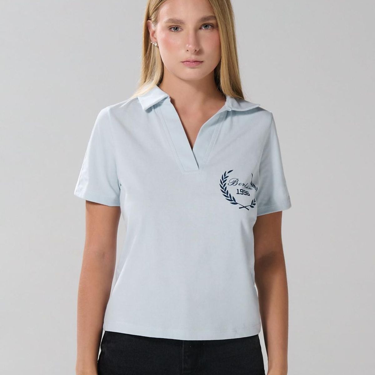 KOAJ - KOAJ Camiseta azul college con cuello camisero y manga cort Mujer