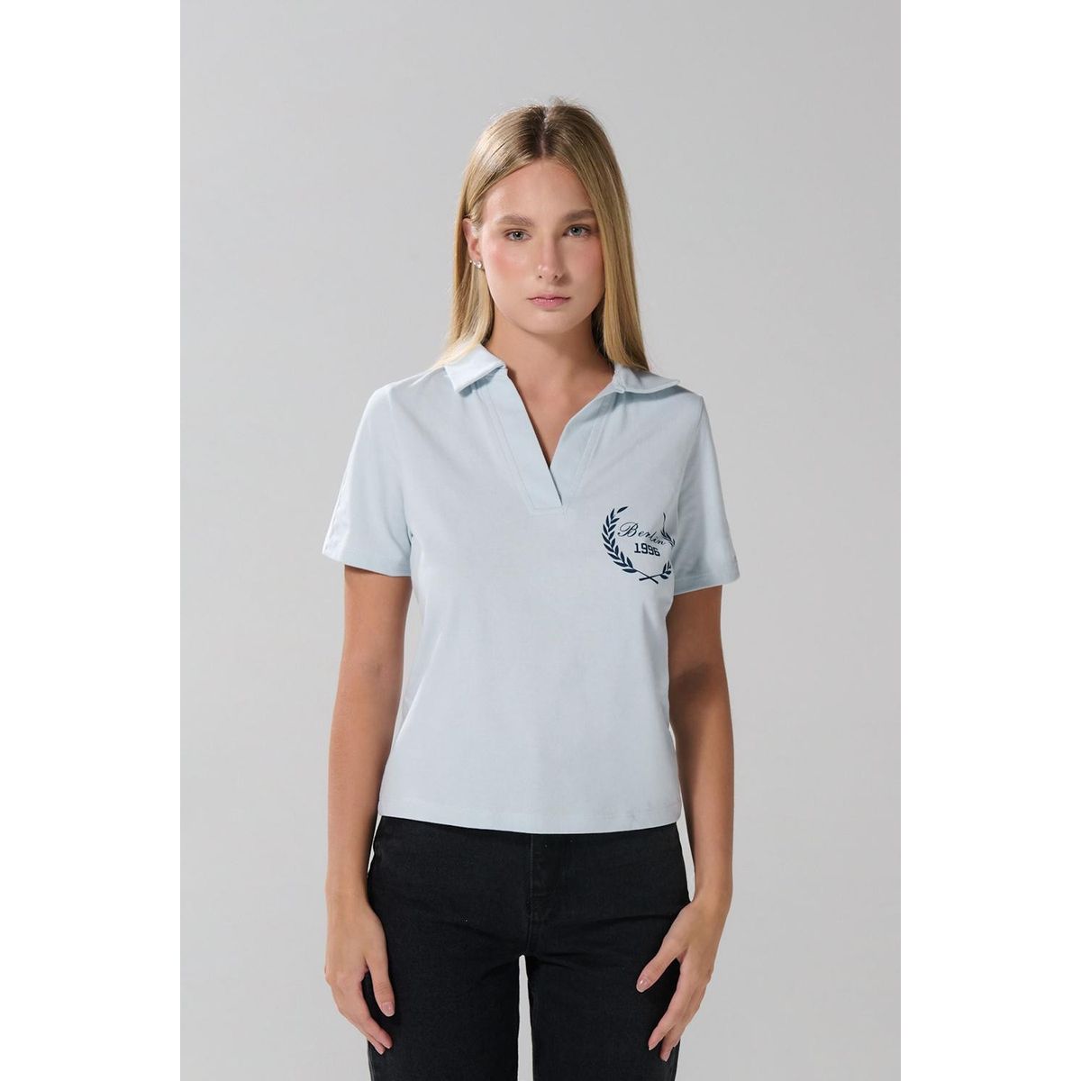 KOAJ - KOAJ Camiseta azul college con cuello camisero y manga cort Mujer