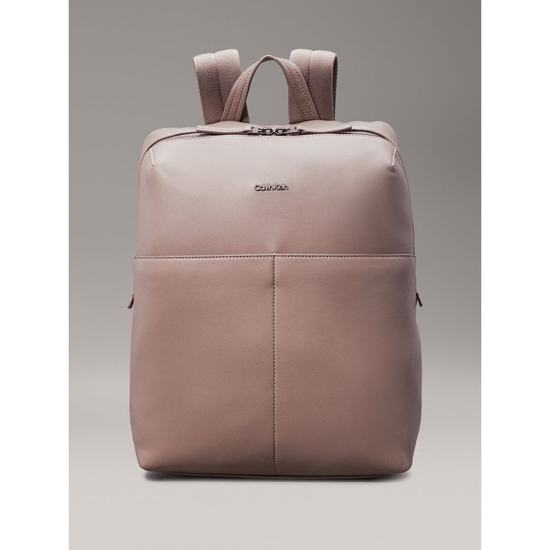 CALVIN KLEIN - Morral gris cuadrado essential Calvin Klein
