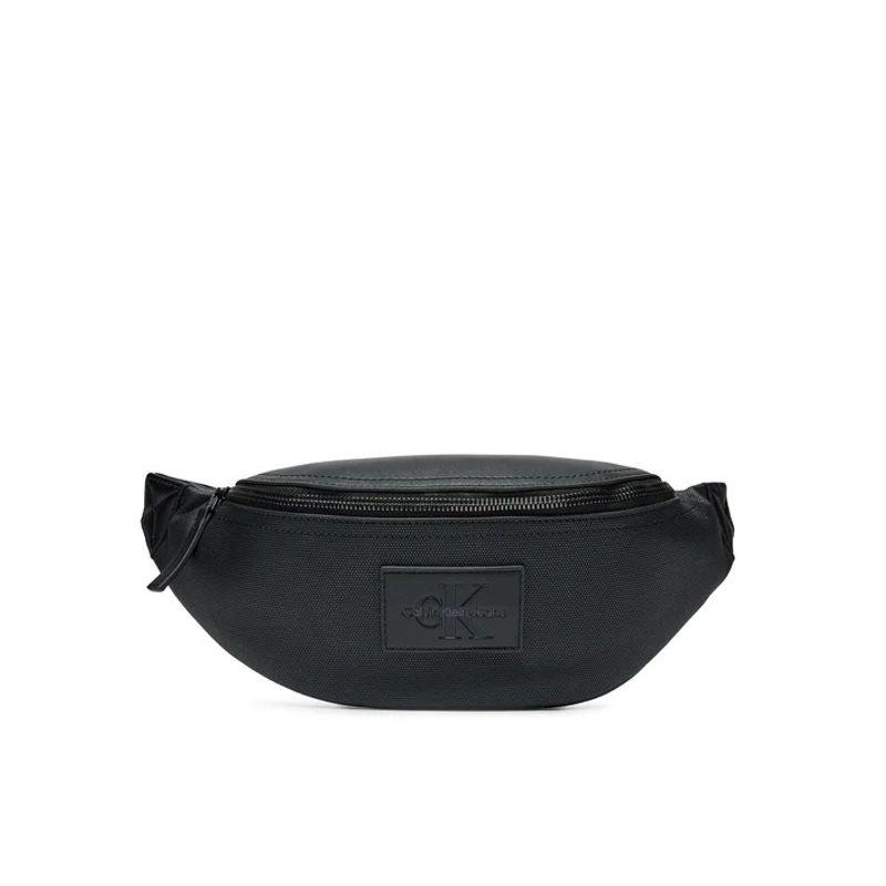 CALVIN KLEIN - Canguro negro revestido con insignia Calvin Klein