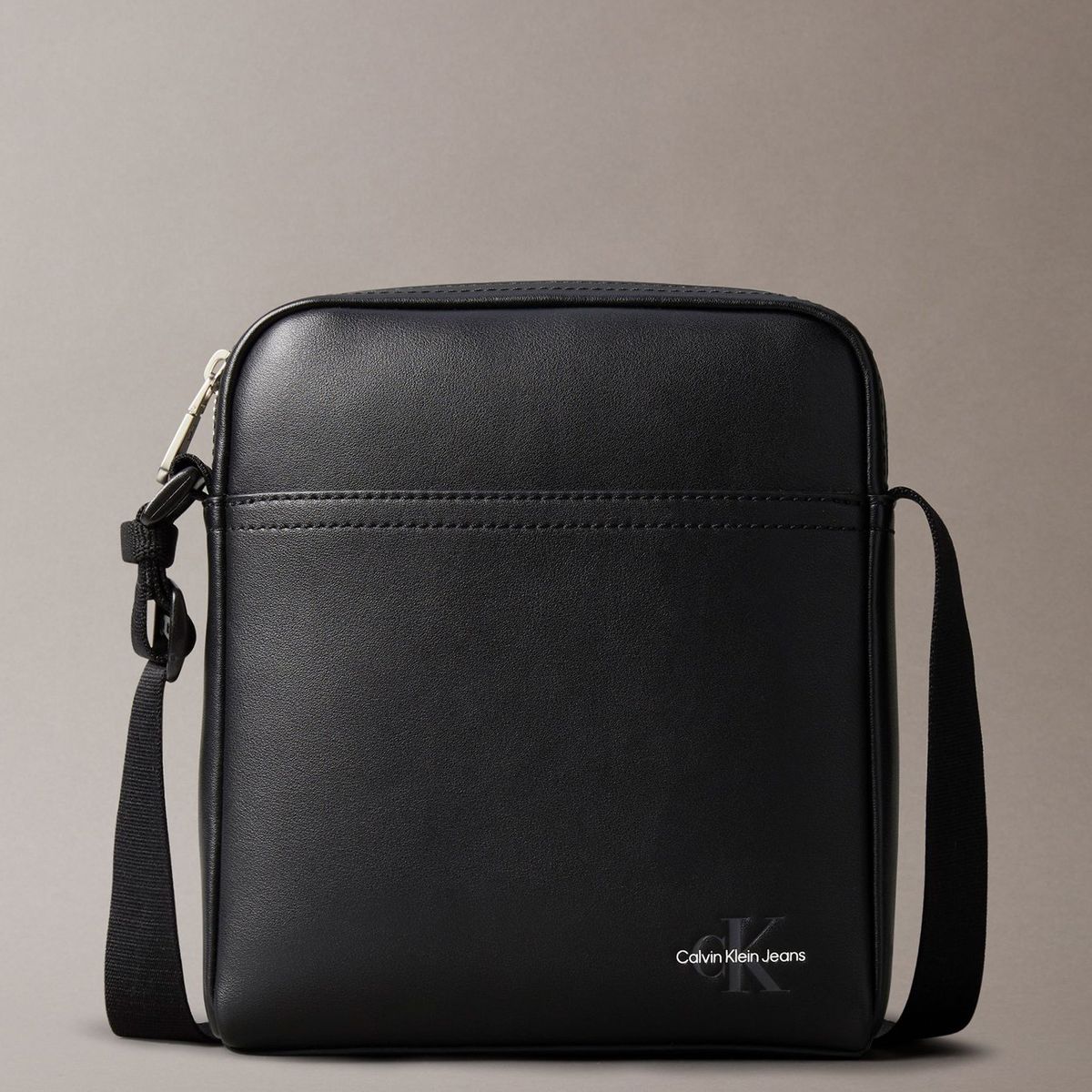 CALVIN KLEIN - Bolso negro reporter con logotipo Calvin Klein
