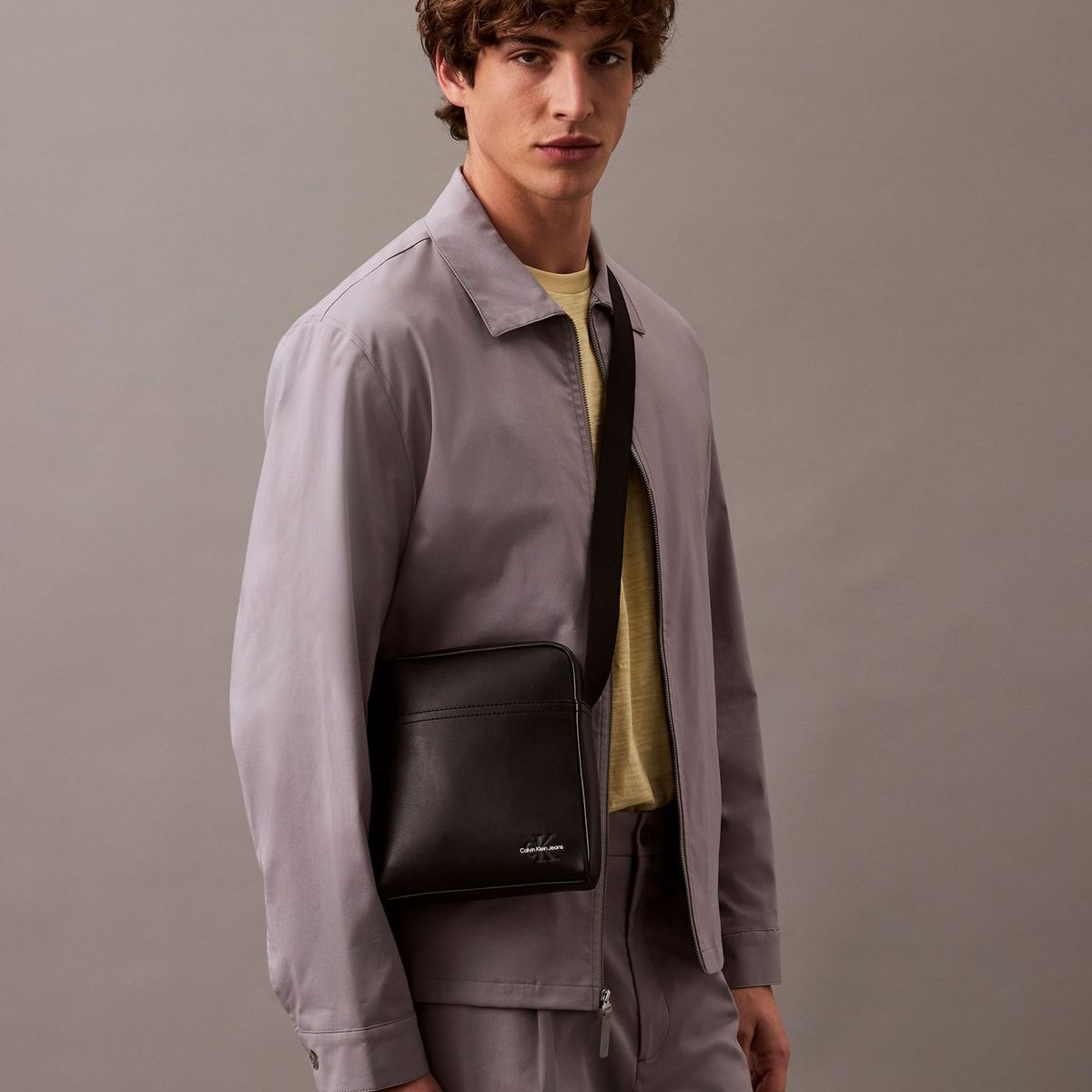 CALVIN KLEIN - Bolso negro reporter con logotipo Calvin Klein