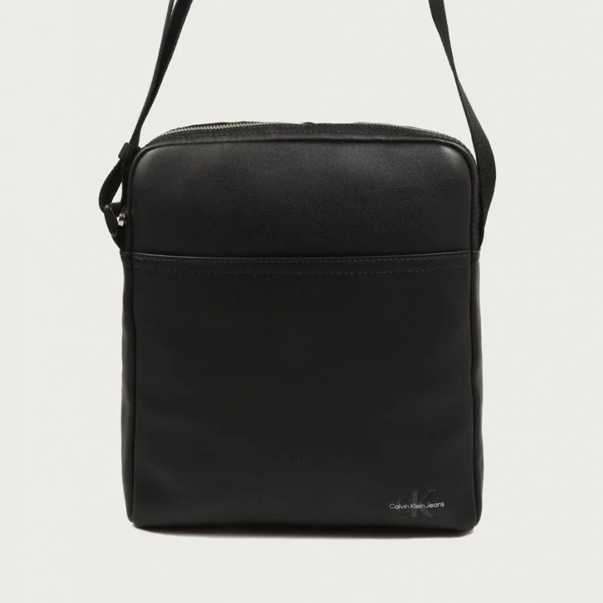 CALVIN KLEIN - Bolso negro reporter monocromático con logo Calvin Klein