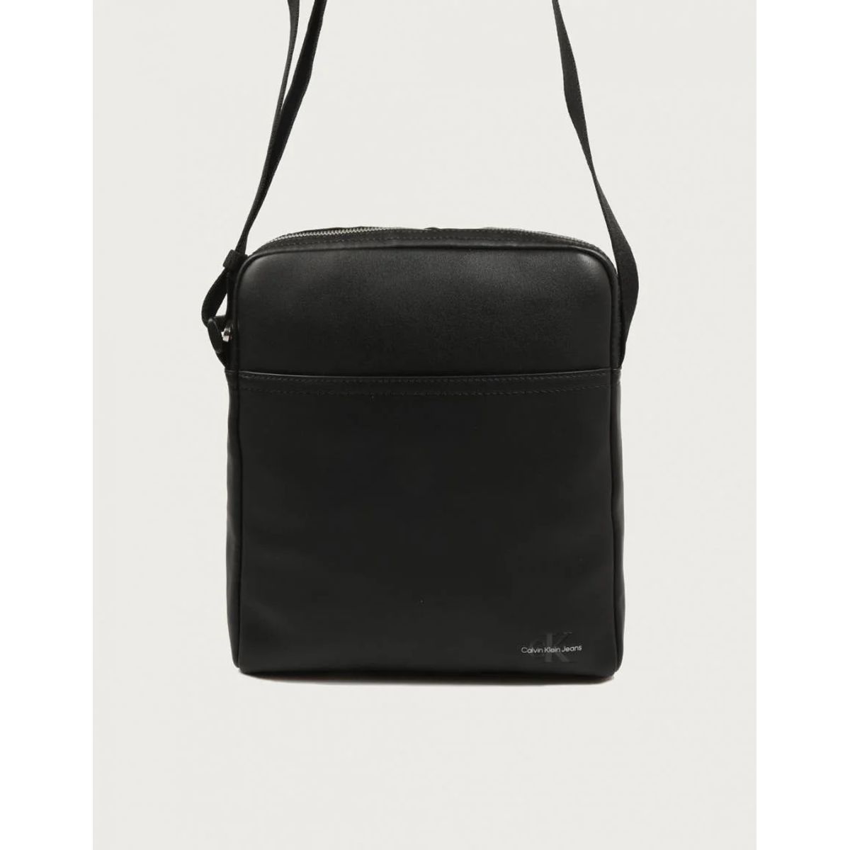CALVIN KLEIN - Bolso negro reporter monocromático con logo Calvin Klein