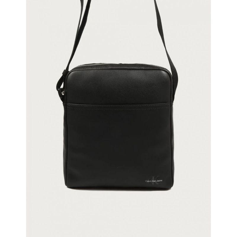 CALVIN KLEIN - Bolso negro reporter monocromático con logo Calvin Klein