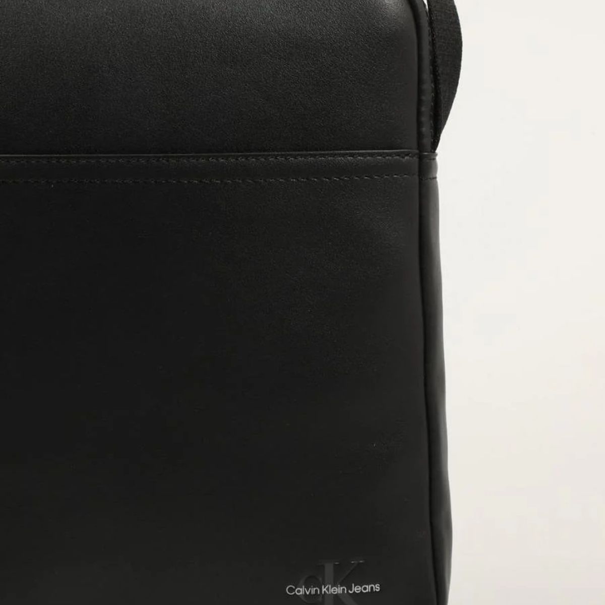 CALVIN KLEIN - Bolso negro reporter monocromático con logo Calvin Klein