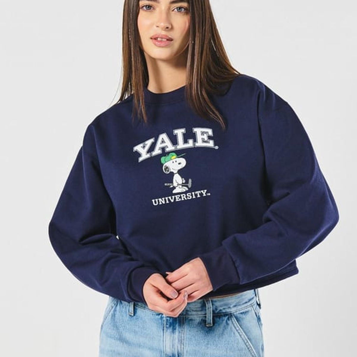 KOAJ - KOAJ Buzo lila crop top con diseño de Snoopy & Yale Mujer