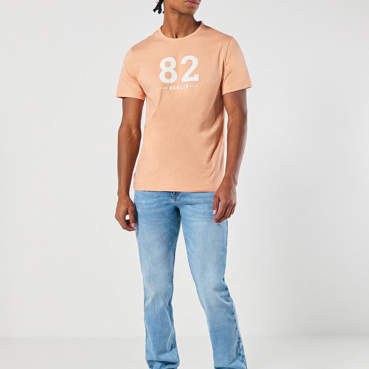 KOAJ - KOAJ Camiseta cuello redondo salmón con arte college numéri Hombre