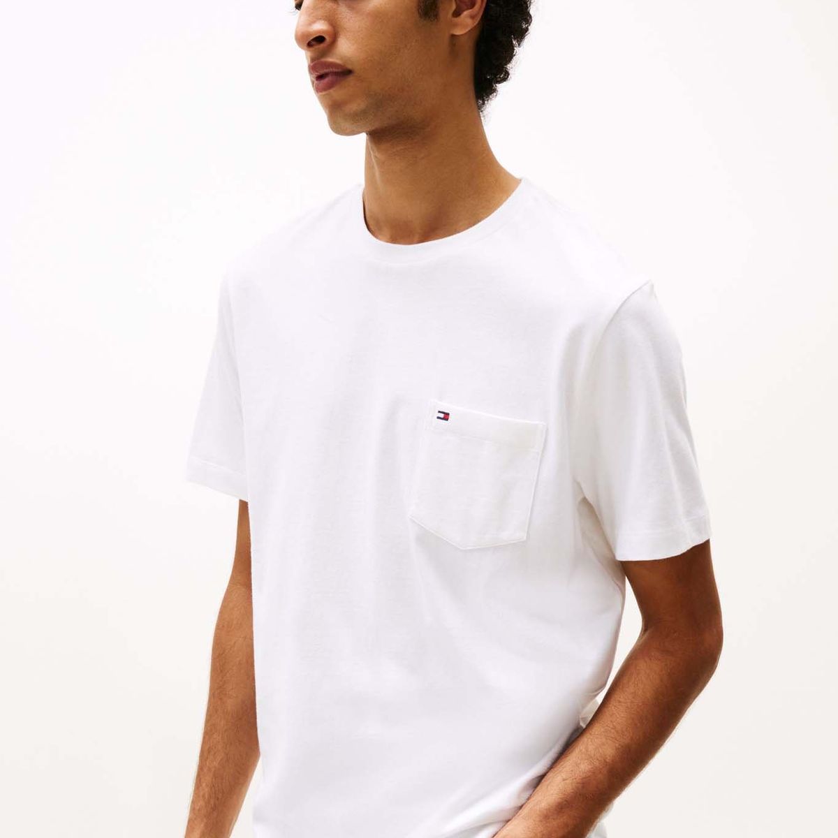 TOMMY HILFIGER - Camiseta blanca de cuello redondo con bolsillo Tommy Hilfiger