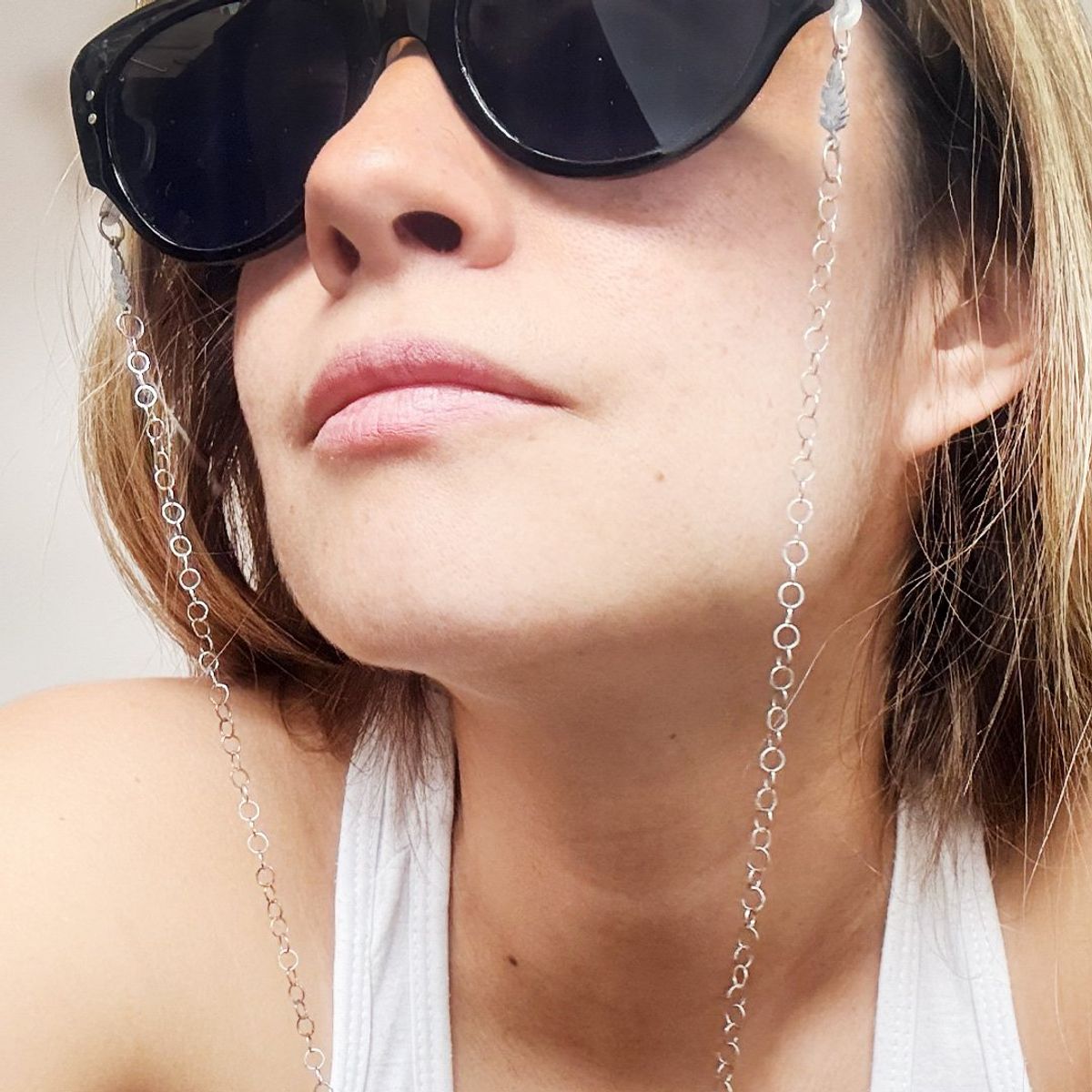 AT NIGHT SUNGLASSES - Cuelga Gafas At Night  Acero Inoxidable Plateado con Plumitas