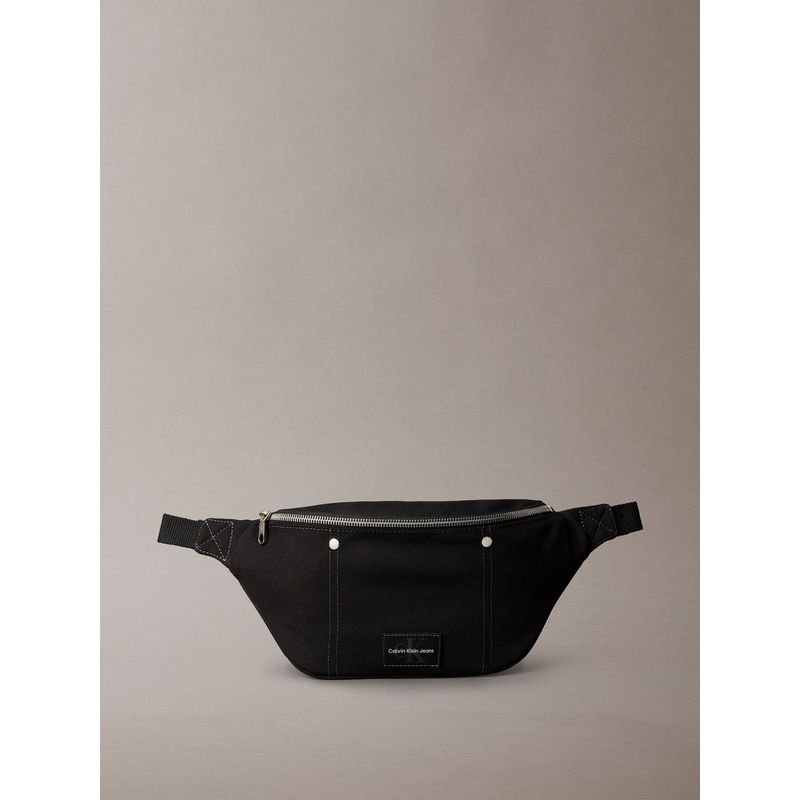 CALVIN KLEIN - Canguro negro con insignia Calvin Klein