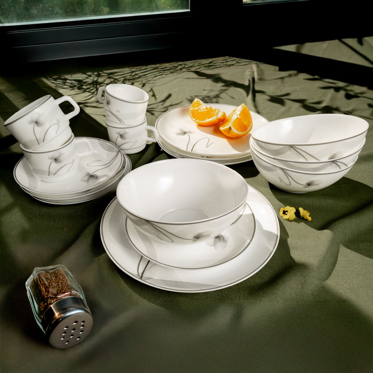 ESSENZA - Vajilla en Vitroceramica Luna Round Blanco Negro 16 Piezas