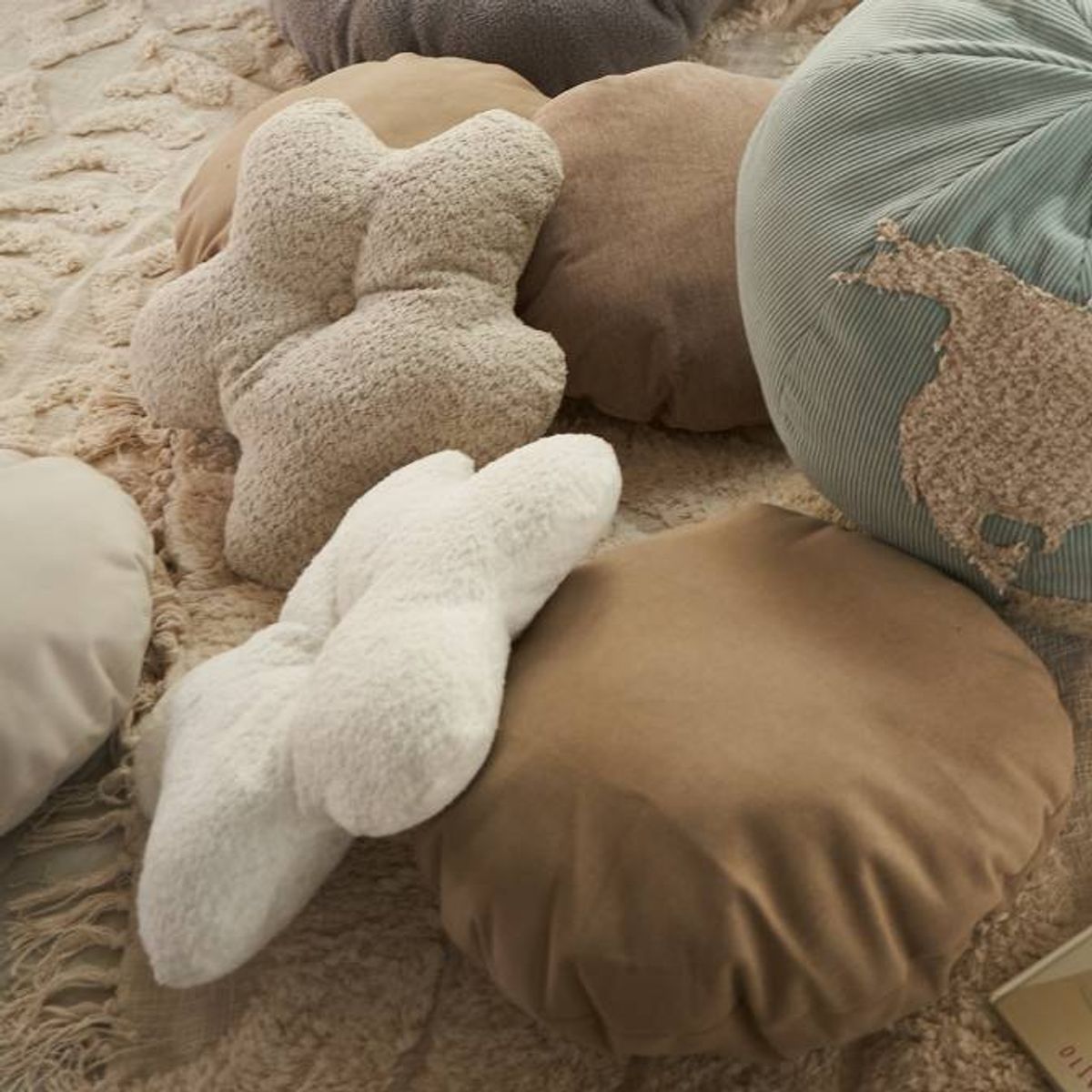 ENMADERA - Almohada flor color crudo