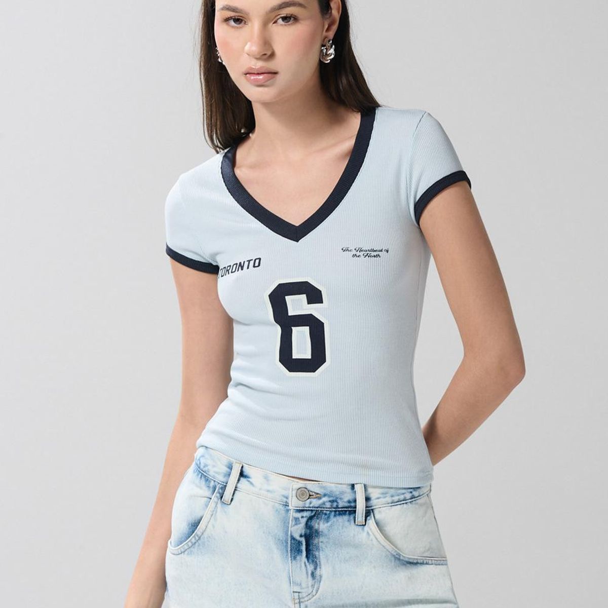 KOAJ - KOAJ Camiseta cuello V azul clara con estampado college Mujer