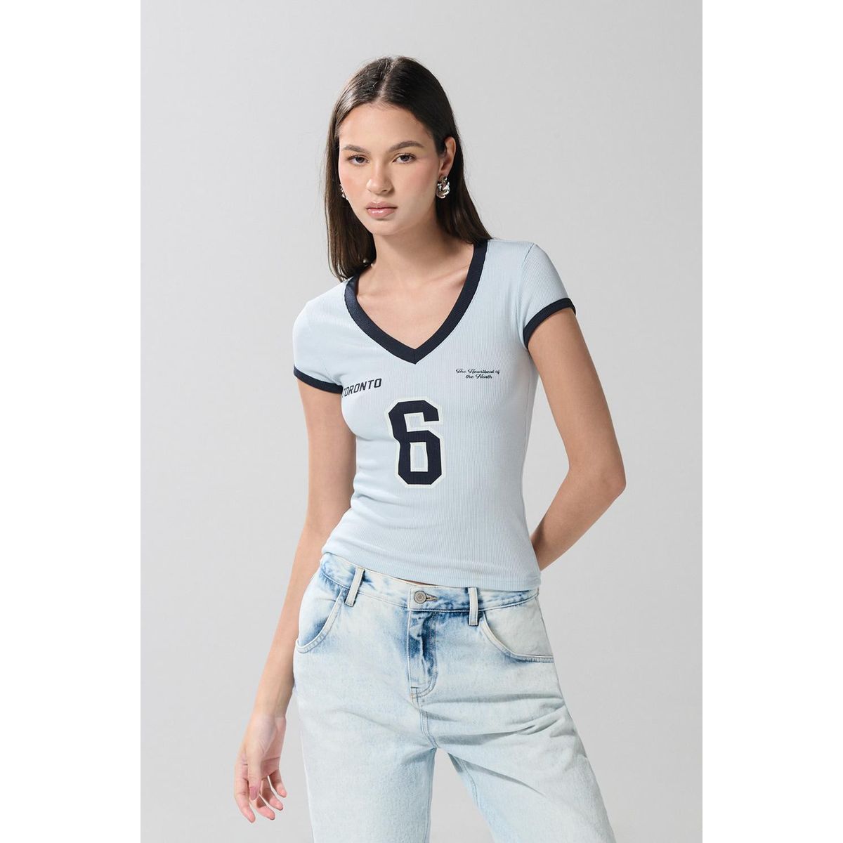KOAJ - KOAJ Camiseta cuello V azul clara con estampado college Mujer