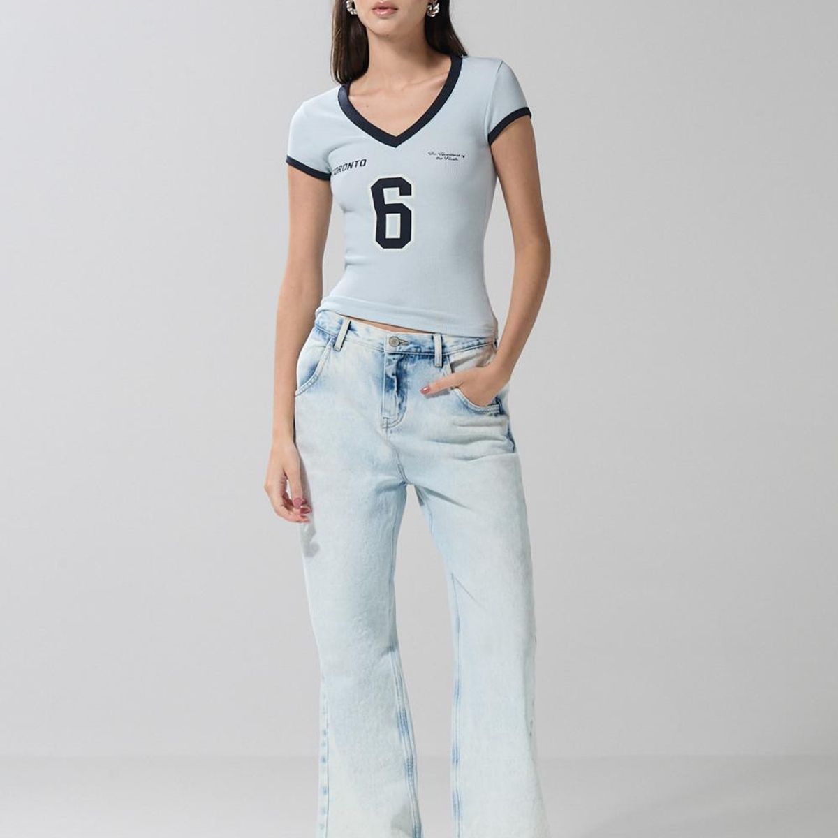 KOAJ - KOAJ Camiseta cuello V azul clara con estampado college Mujer