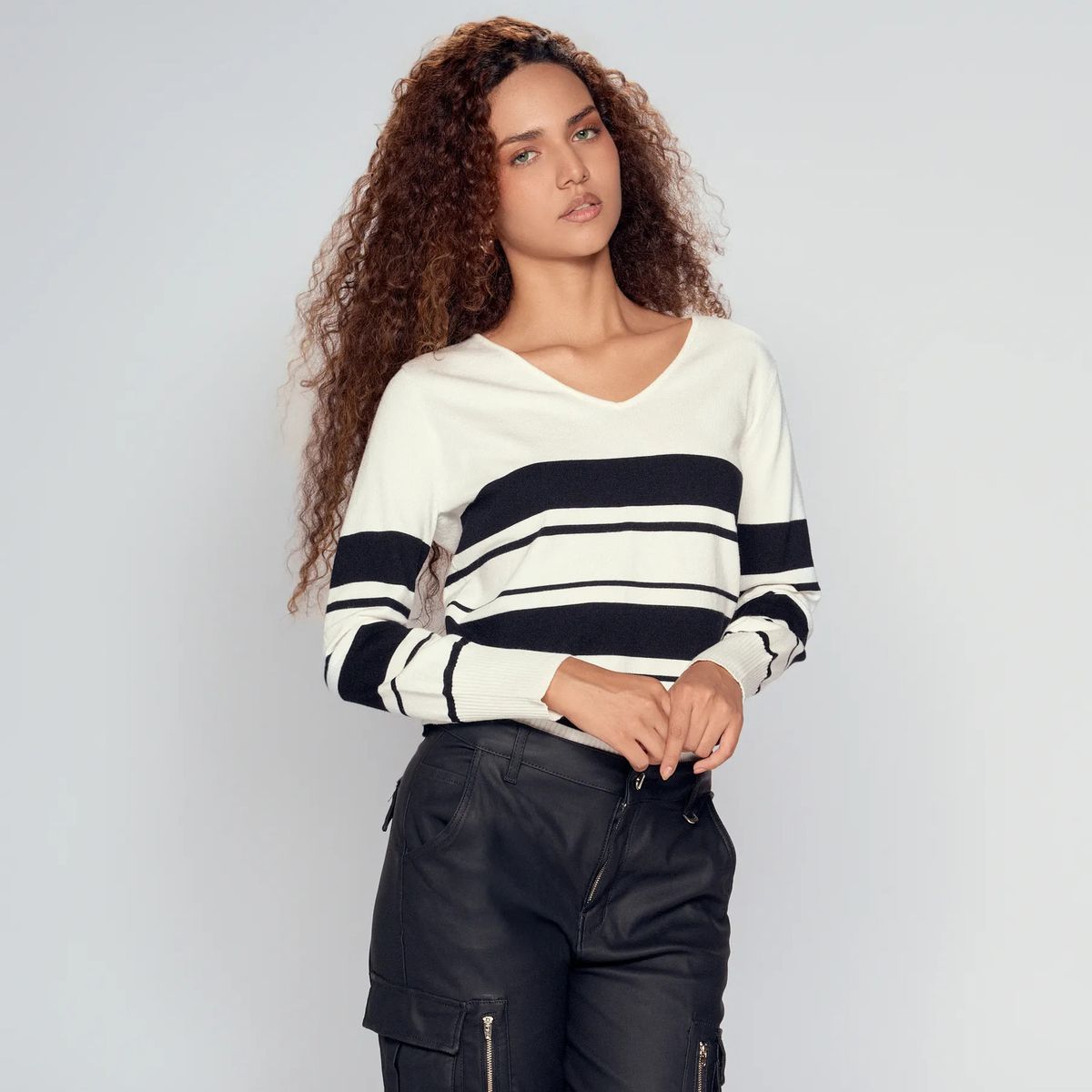 DEREK - Suéter De Rayas Con Cuello En V Derek