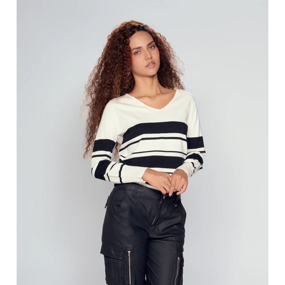 DEREK - Suéter De Rayas Con Cuello En V Derek