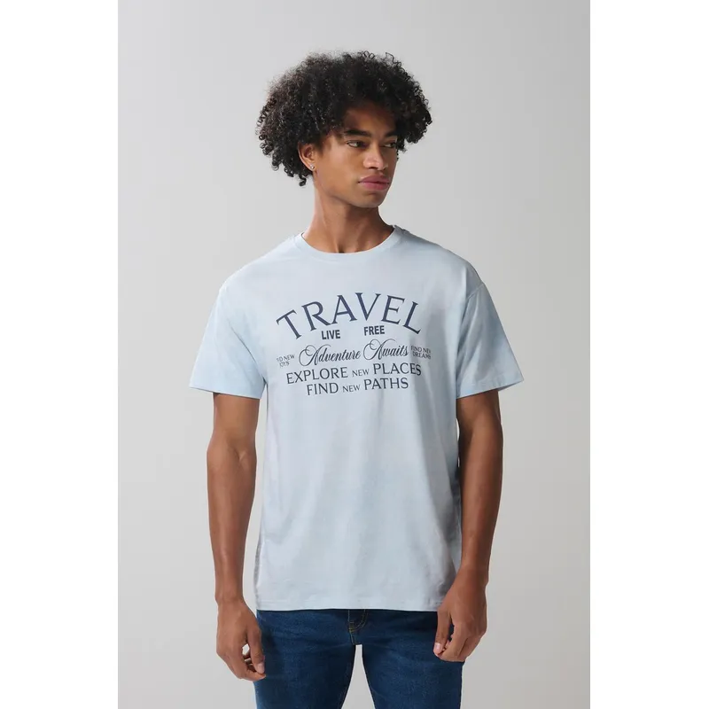 KOAJ - KOAJ Camiseta cuello redondo azul clara con diseño de playa Hombre