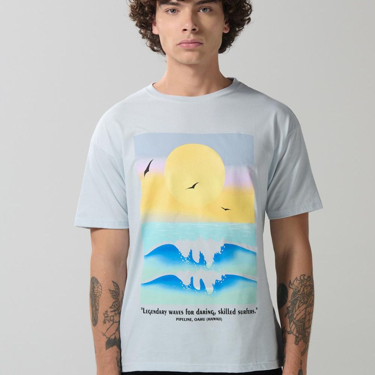KOAJ - KOAJ Camiseta azul clara con diseño de playa y cuello redond Hombre
