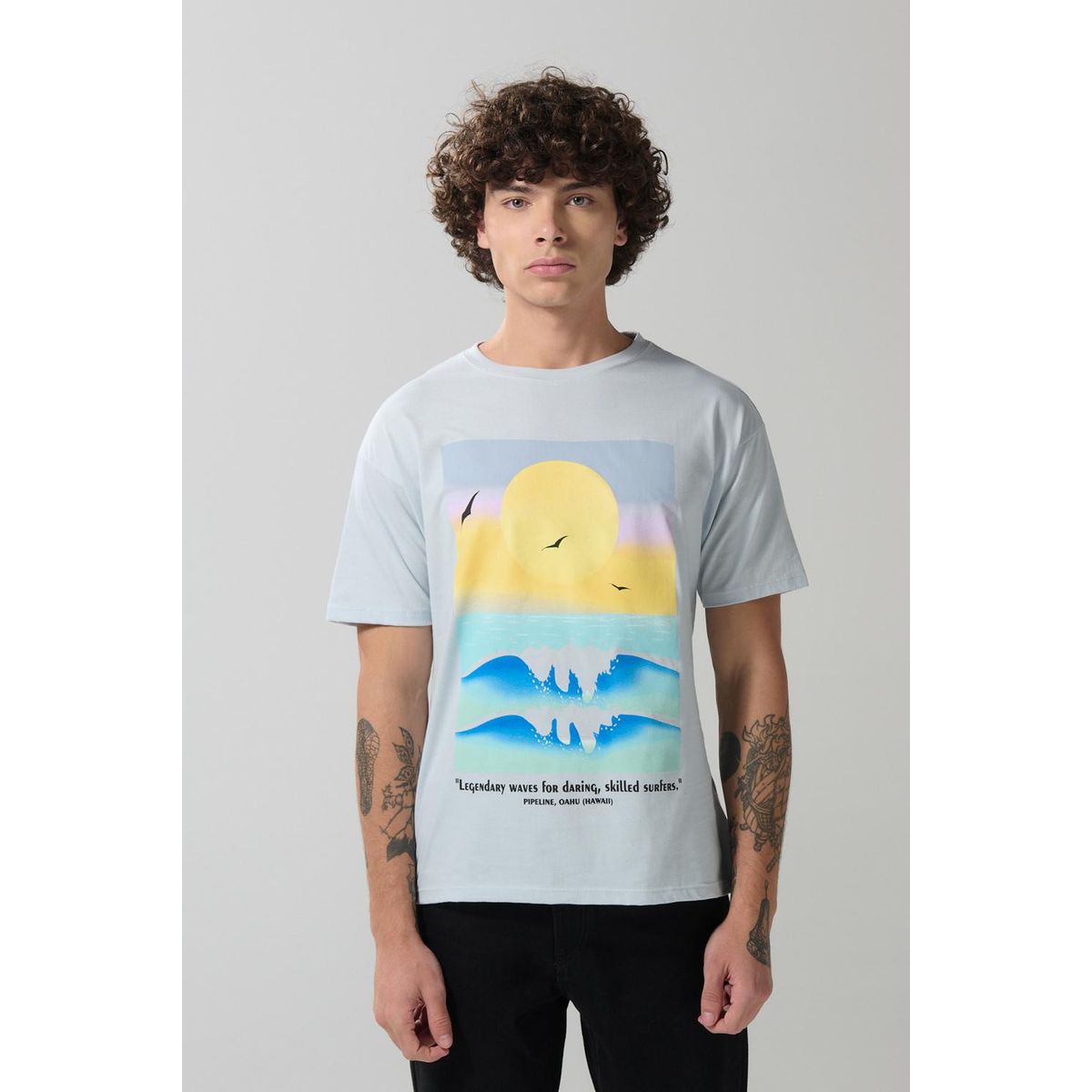 KOAJ - KOAJ Camiseta azul clara con diseño de playa y cuello redond Hombre