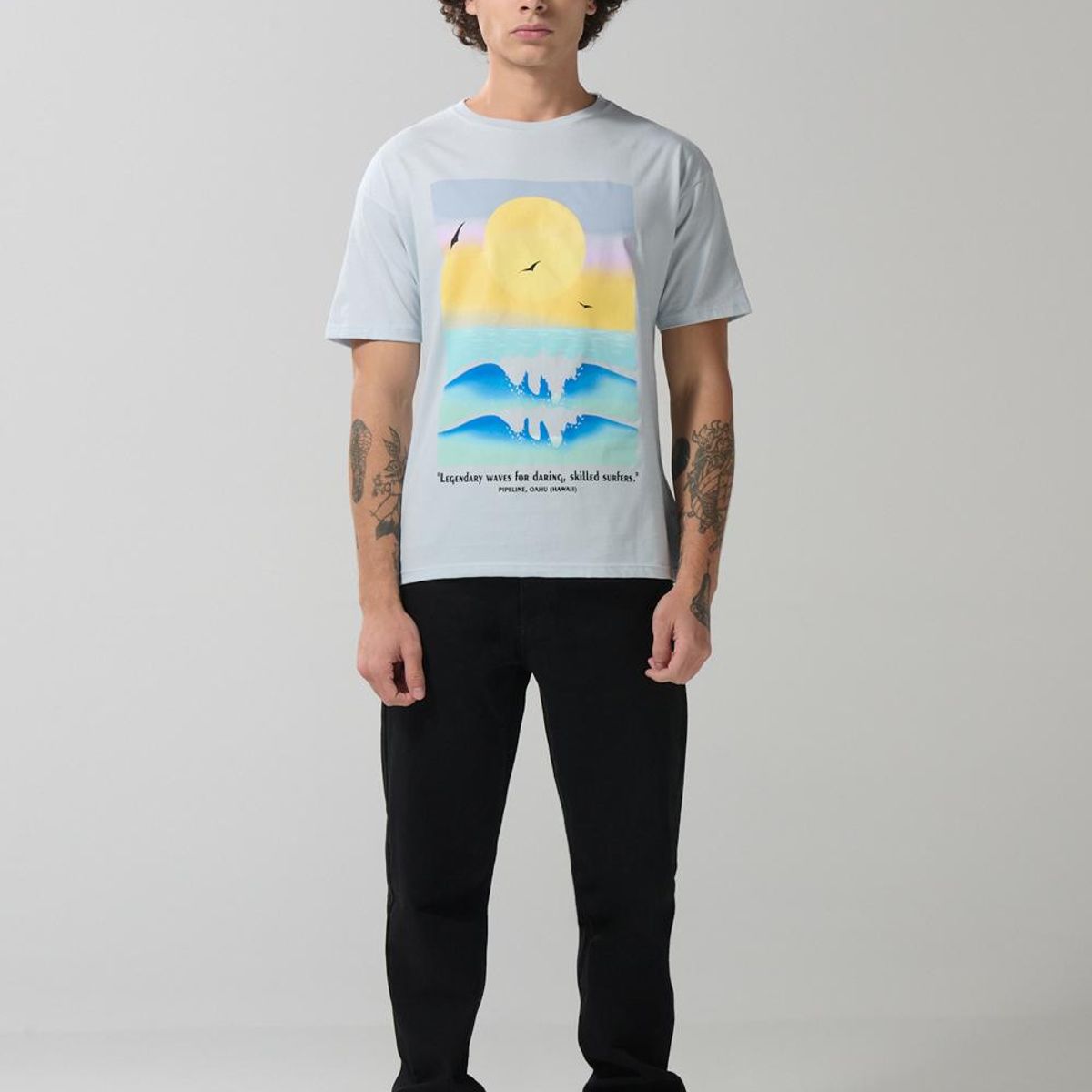 KOAJ - KOAJ Camiseta azul clara con diseño de playa y cuello redond Hombre