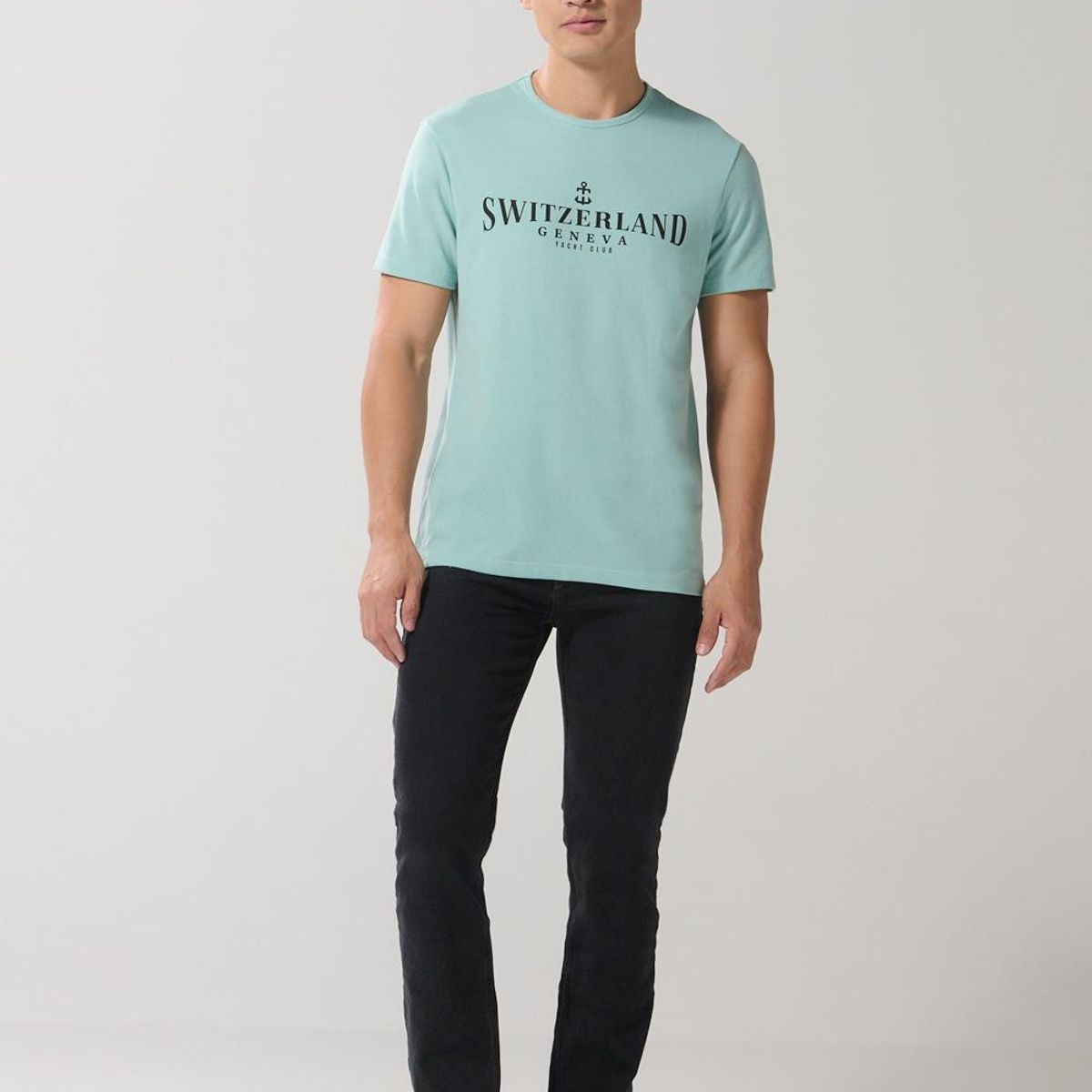 KOAJ - KOAJ Camiseta azul clara manga corta con texto college Hombre