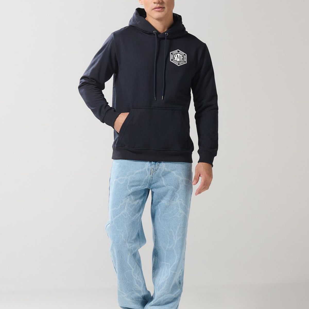 KOAJ - KOAJ Buzo azul intenso con capota y estampados urbanos Hombre