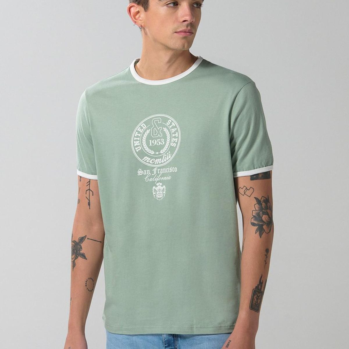 KOAJ - KOAJ Camiseta college verde clara con manga corta y contras Hombre