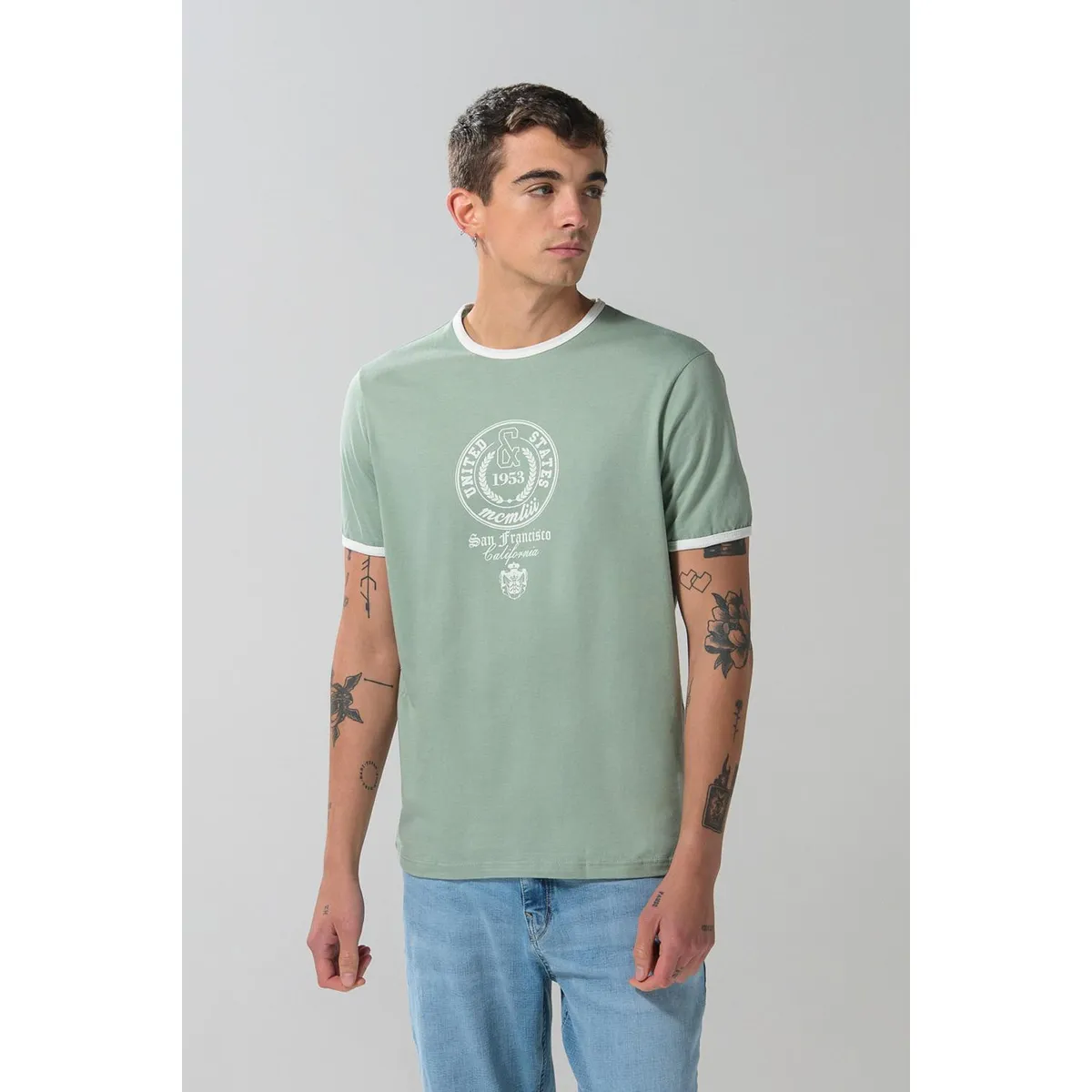KOAJ - KOAJ Camiseta college verde clara con manga corta y contras Hombre