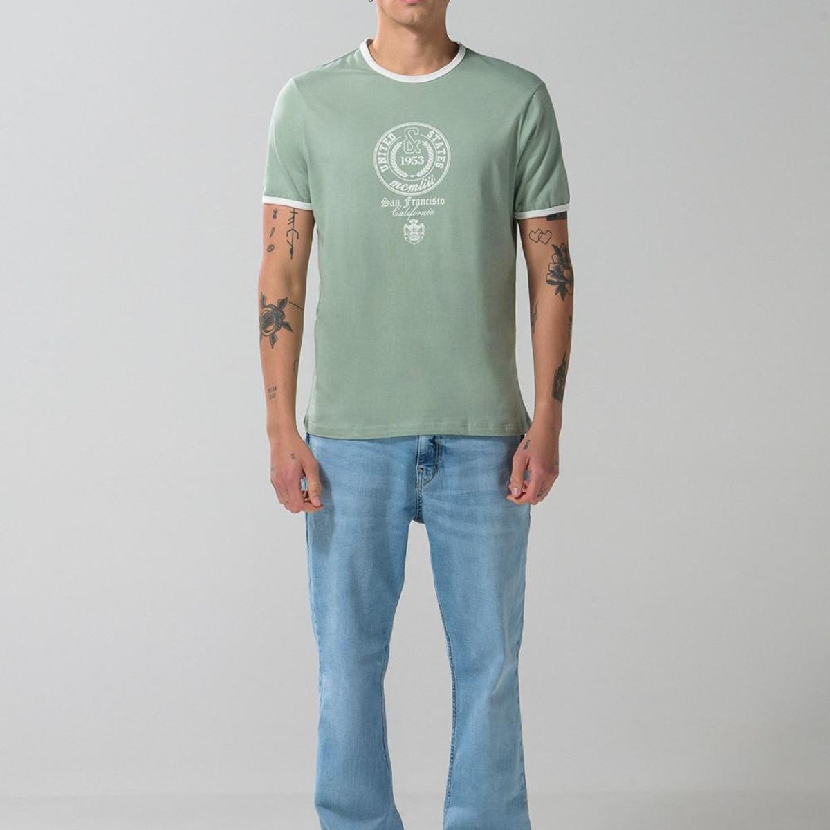 KOAJ - KOAJ Camiseta college verde clara con manga corta y contras Hombre