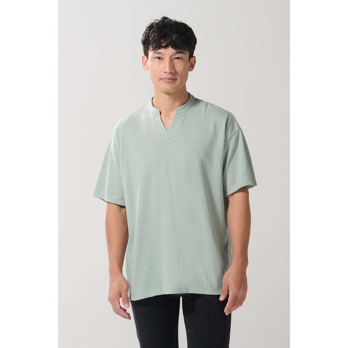 KOAJ - KOAJ Camiseta unicolor oversize con cuello nerú y texturas Hombre