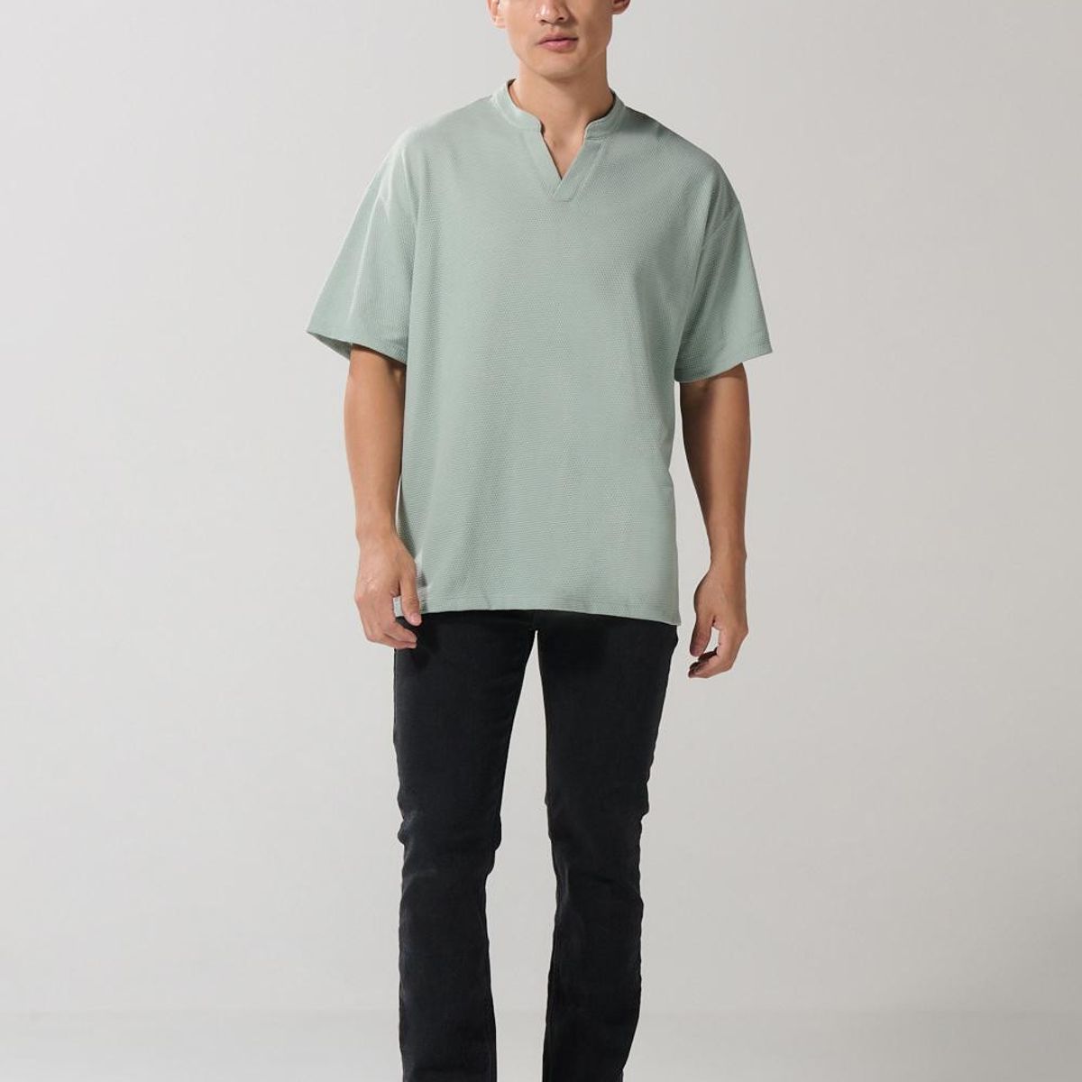 KOAJ - KOAJ Camiseta unicolor oversize con cuello nerú y texturas Hombre