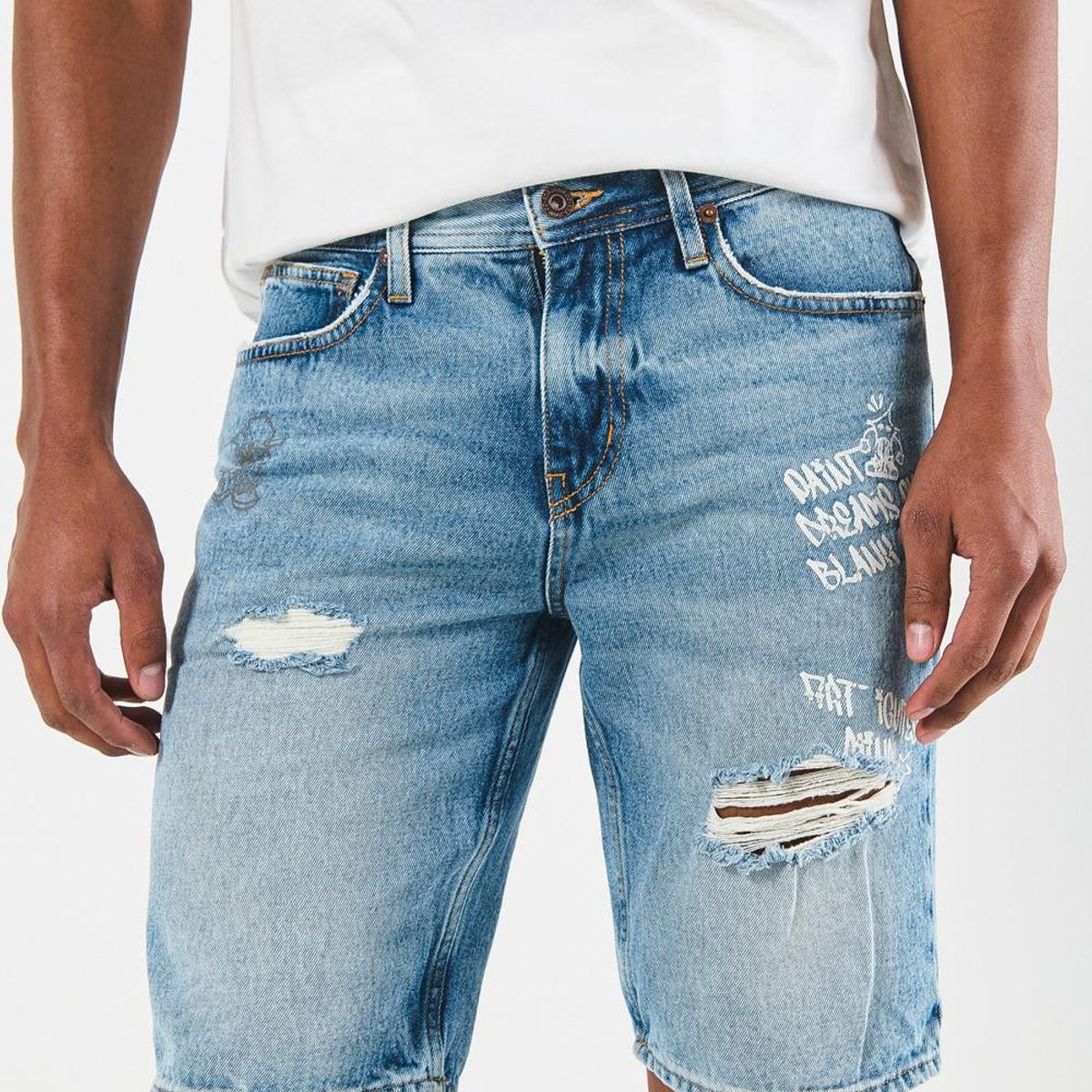 KOAJ - KOAJ Bermuda en jean slim azul con tiro bajo, diseños y rot Hombre