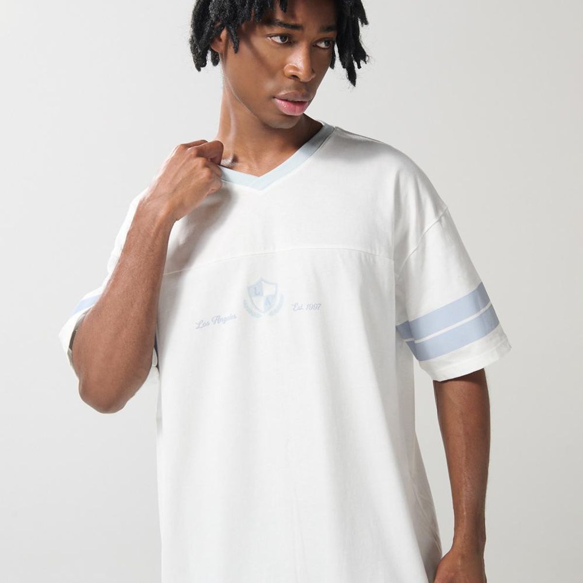 KOAJ - KOAJ Camiseta crema cuello V con diseño college oversize Hombre