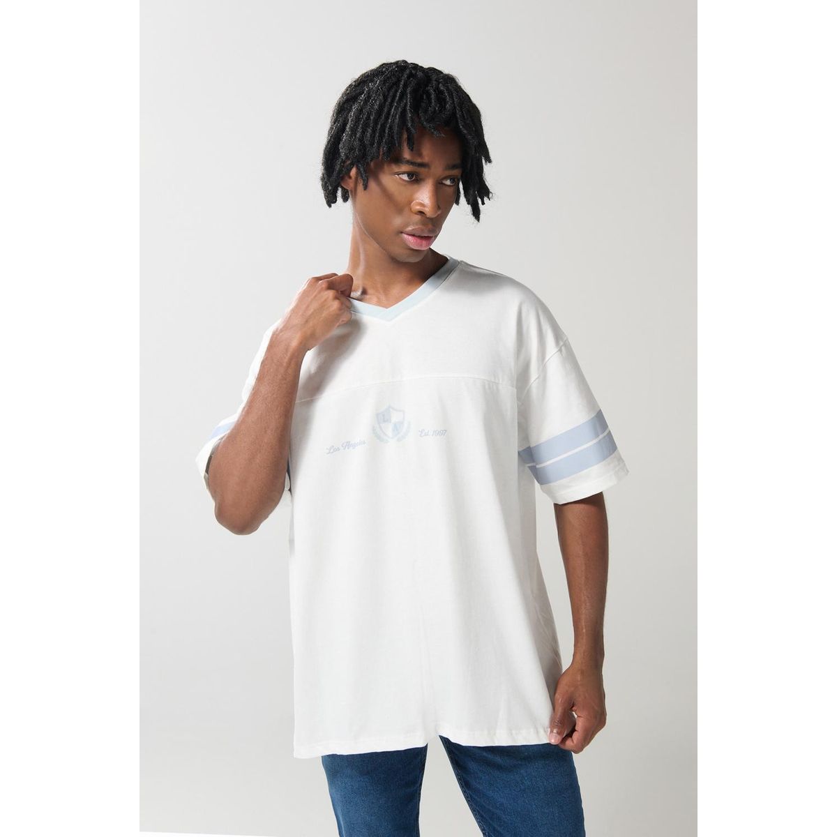 KOAJ - KOAJ Camiseta crema cuello V con diseño college oversize Hombre