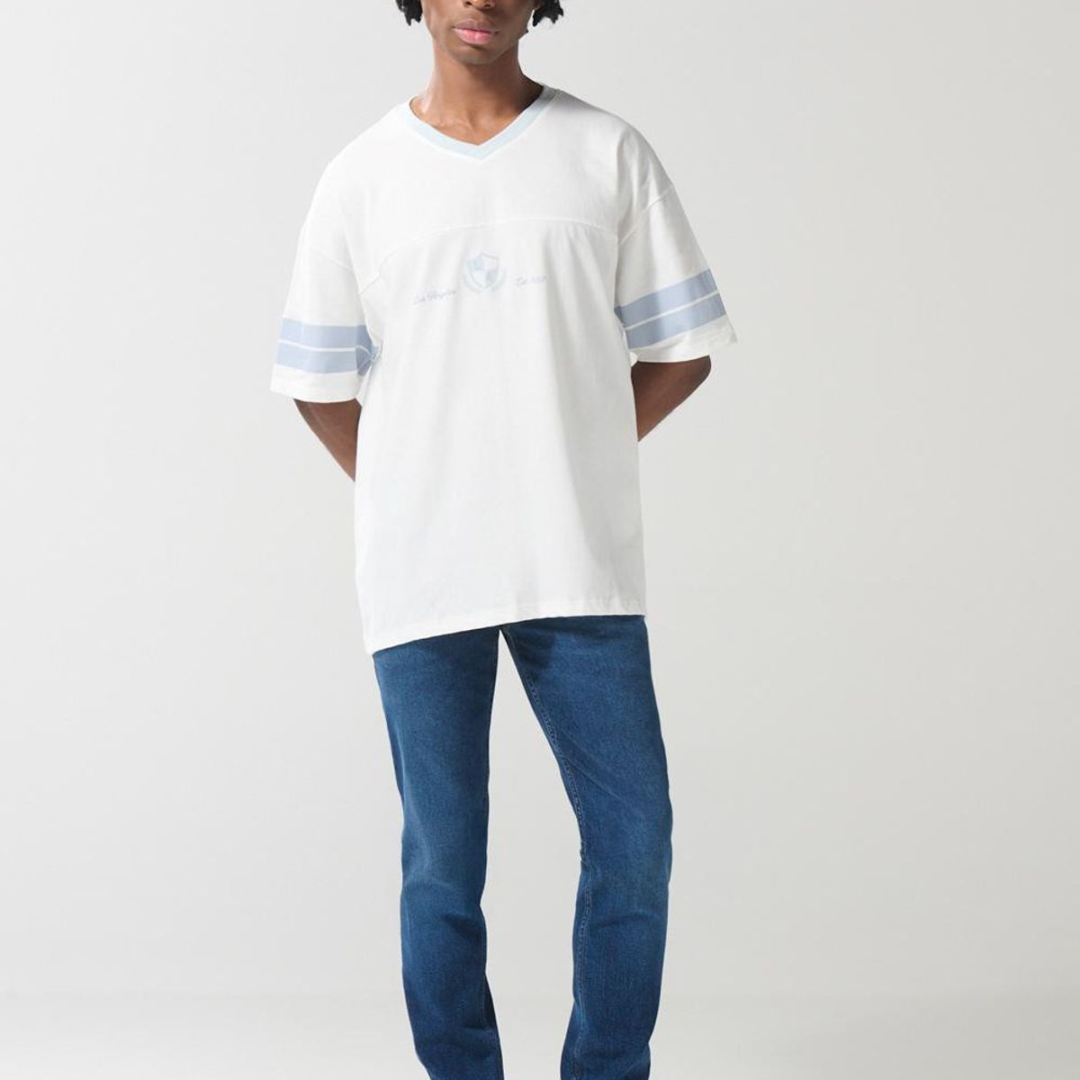 KOAJ - KOAJ Camiseta crema cuello V con diseño college oversize Hombre