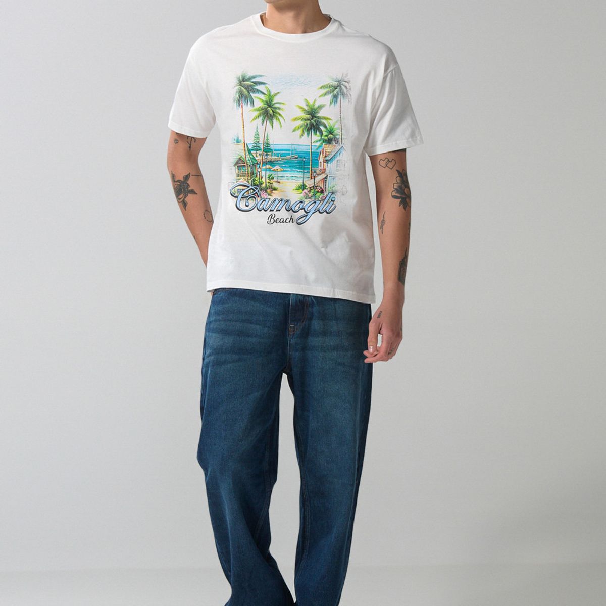 KOAJ - KOAJ Camiseta manga corta crema con arte de playa Hombre