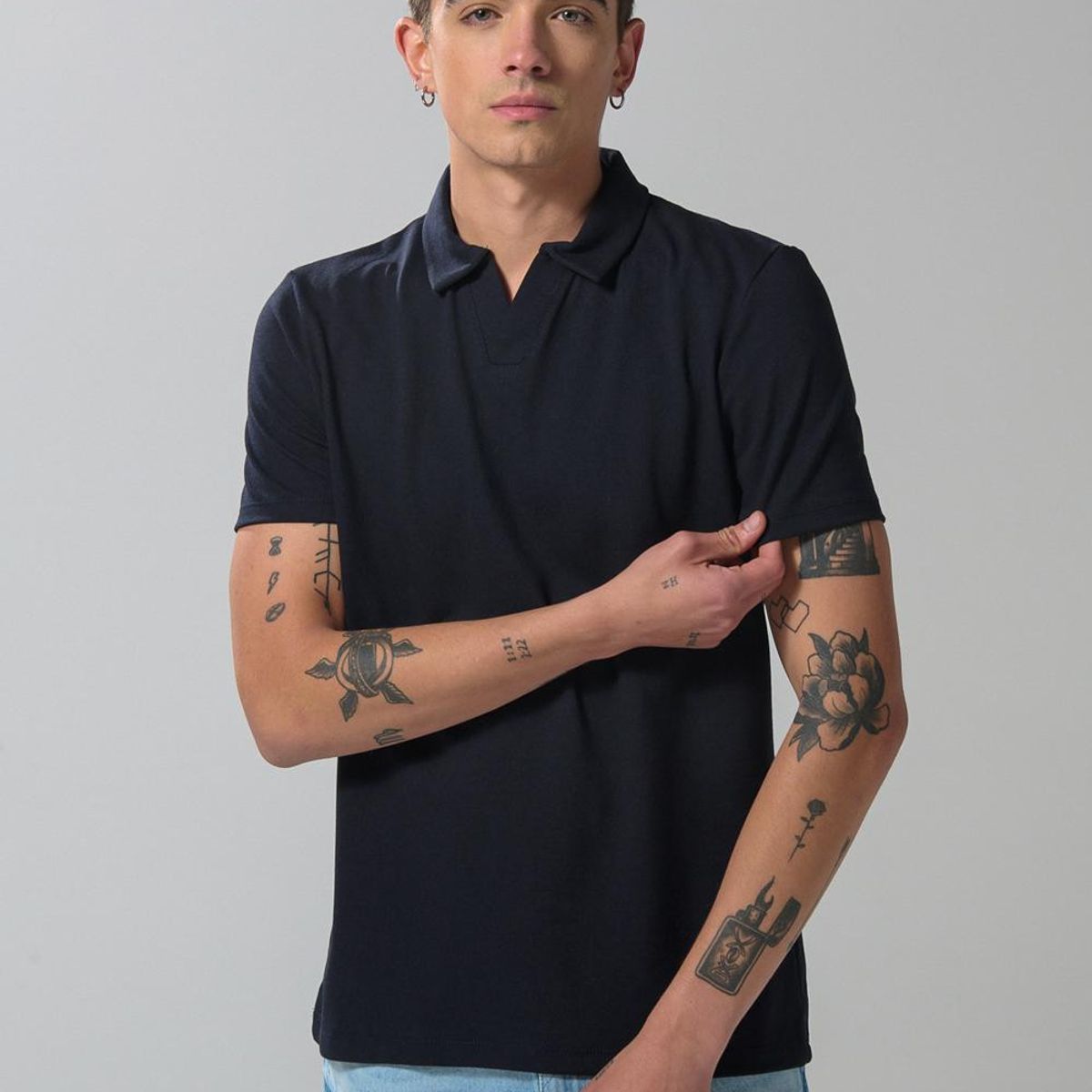 KOAJ - KOAJ Camiseta polo azul intensa con cuello V y manga corta Hombre