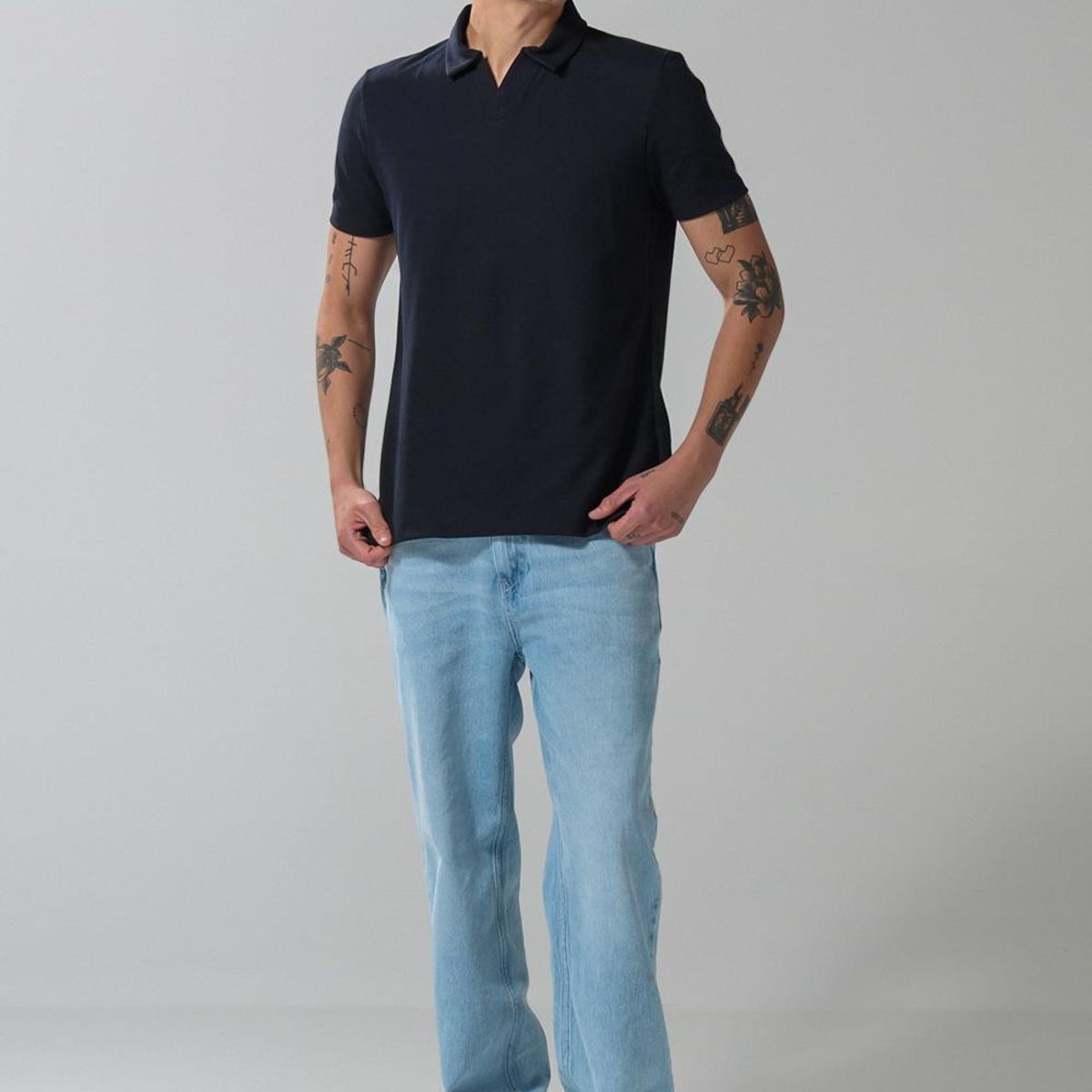 KOAJ - KOAJ Camiseta polo azul intensa con cuello V y manga corta Hombre