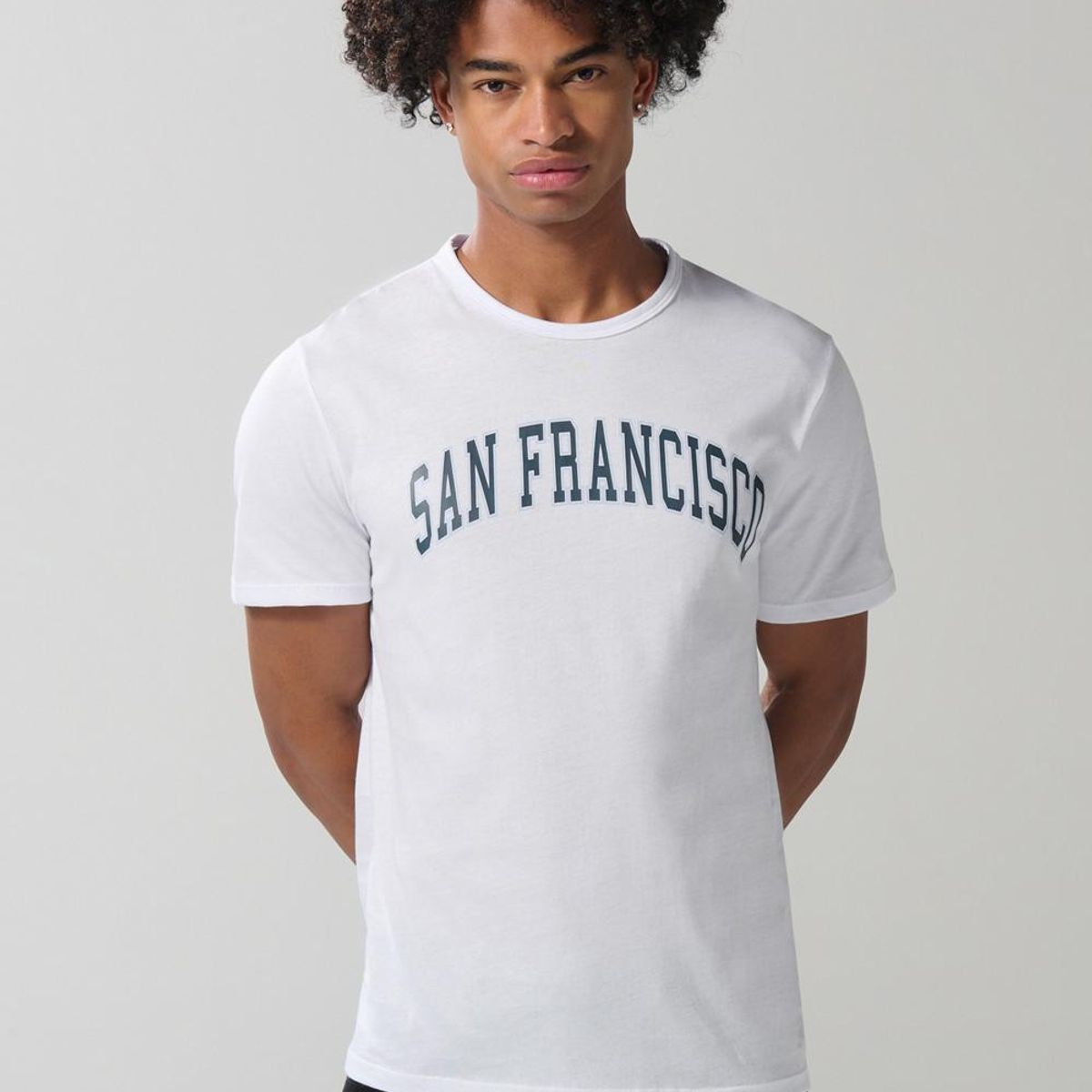 KOAJ - KOAJ Camiseta unicolor cuello redondo con arte college en f Hombre