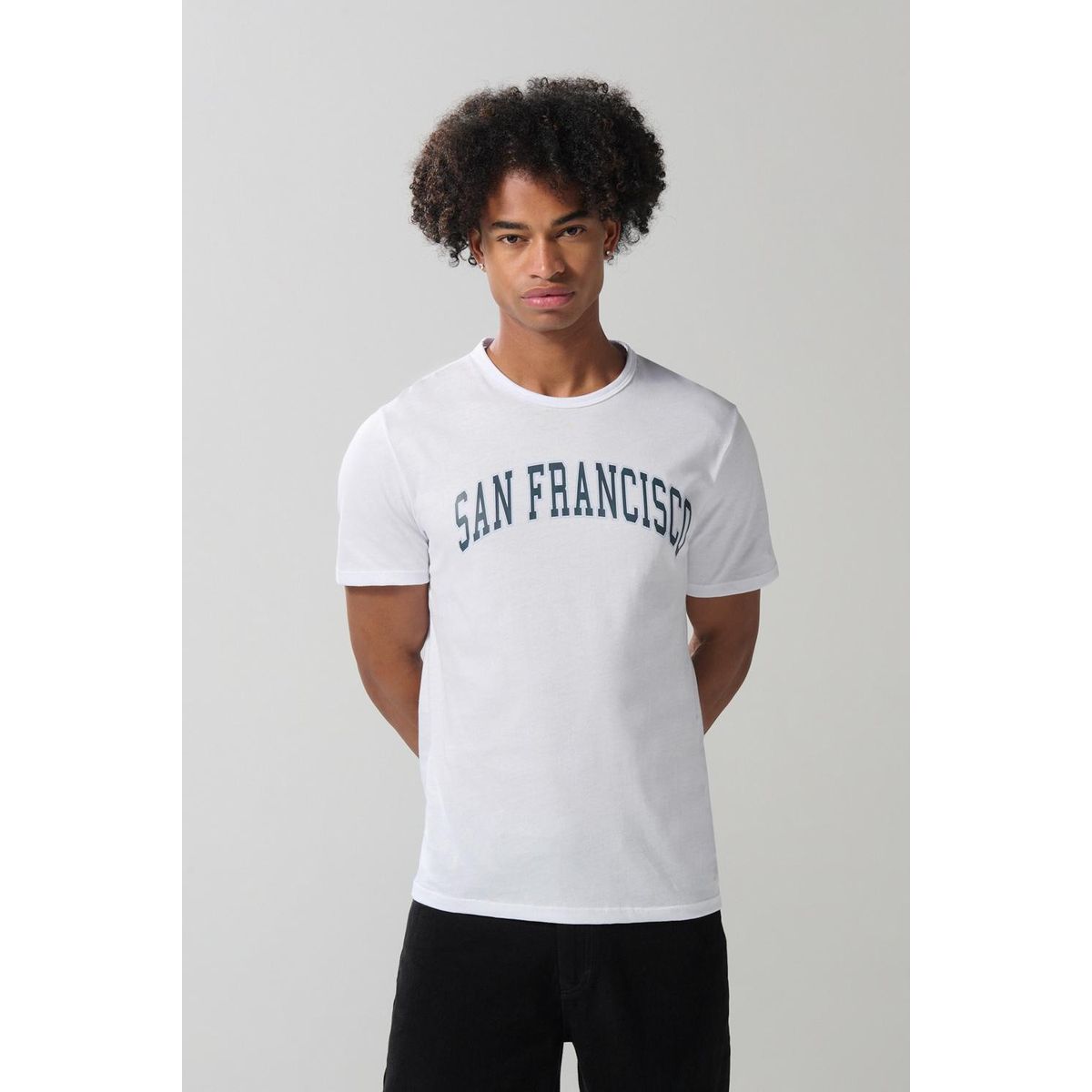 KOAJ - KOAJ Camiseta unicolor cuello redondo con arte college en f Hombre