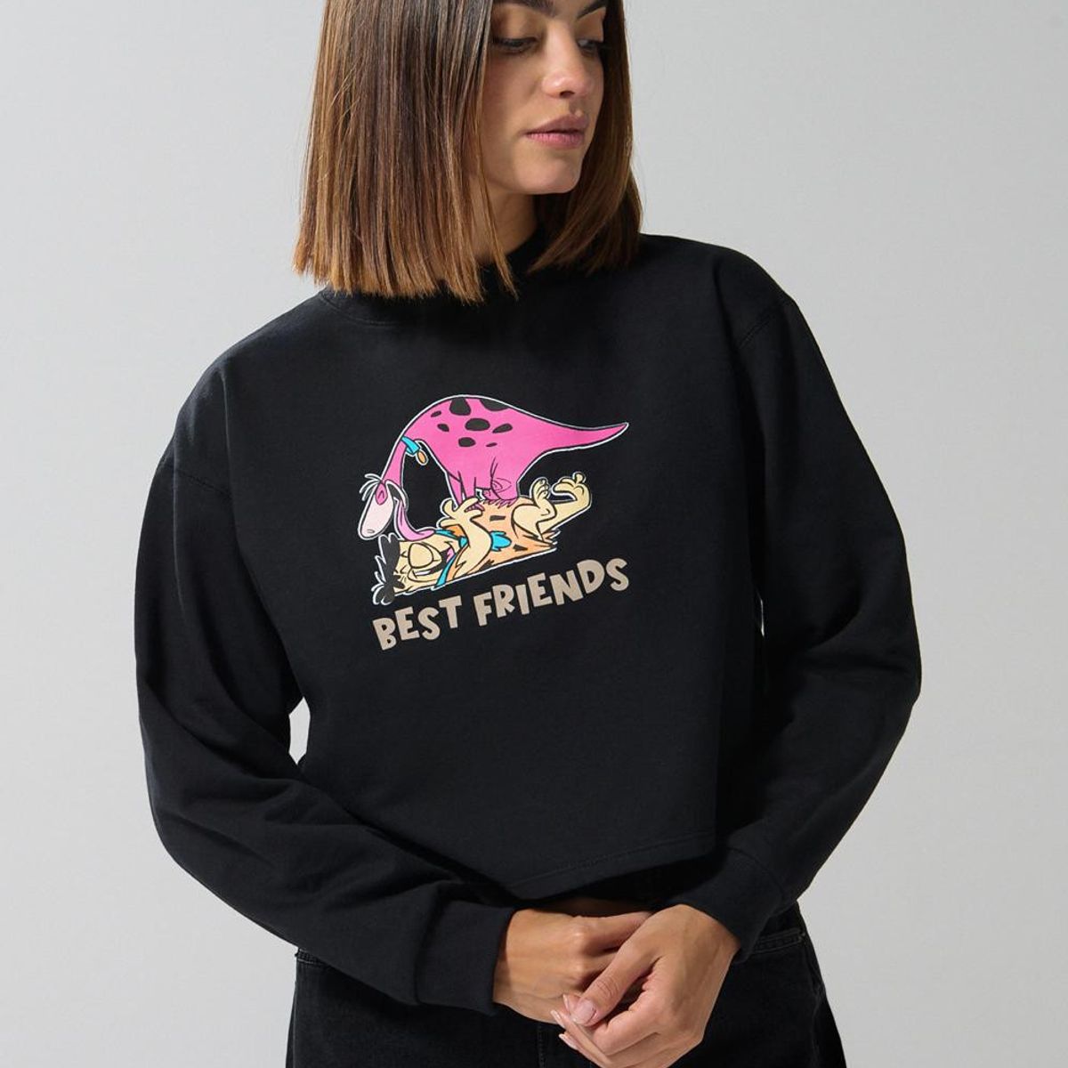 KOAJ - KOAJ Buzo negro crop top con estampado de Los Picapiedra Mujer